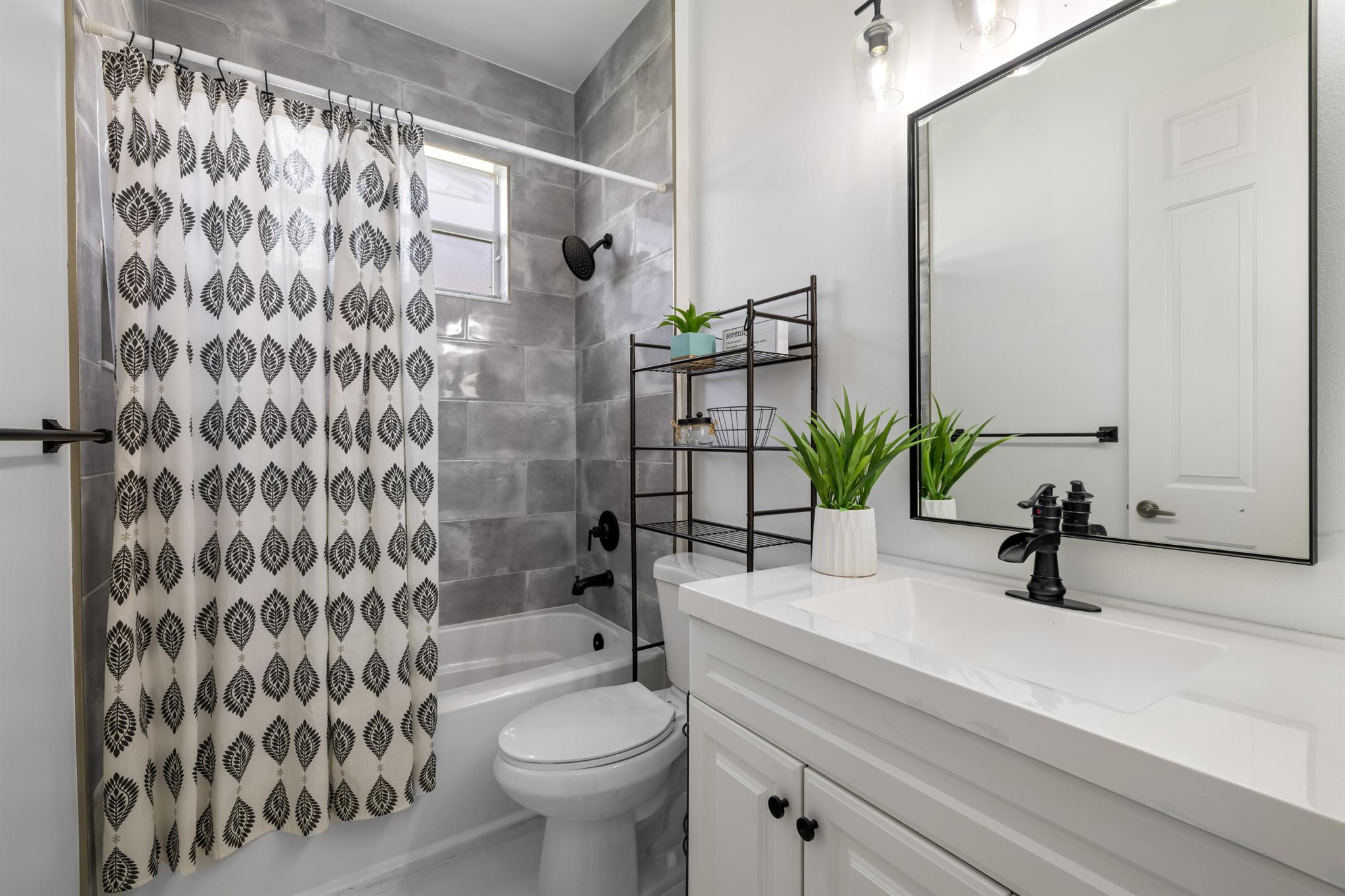 1582 SE Tradition Trace