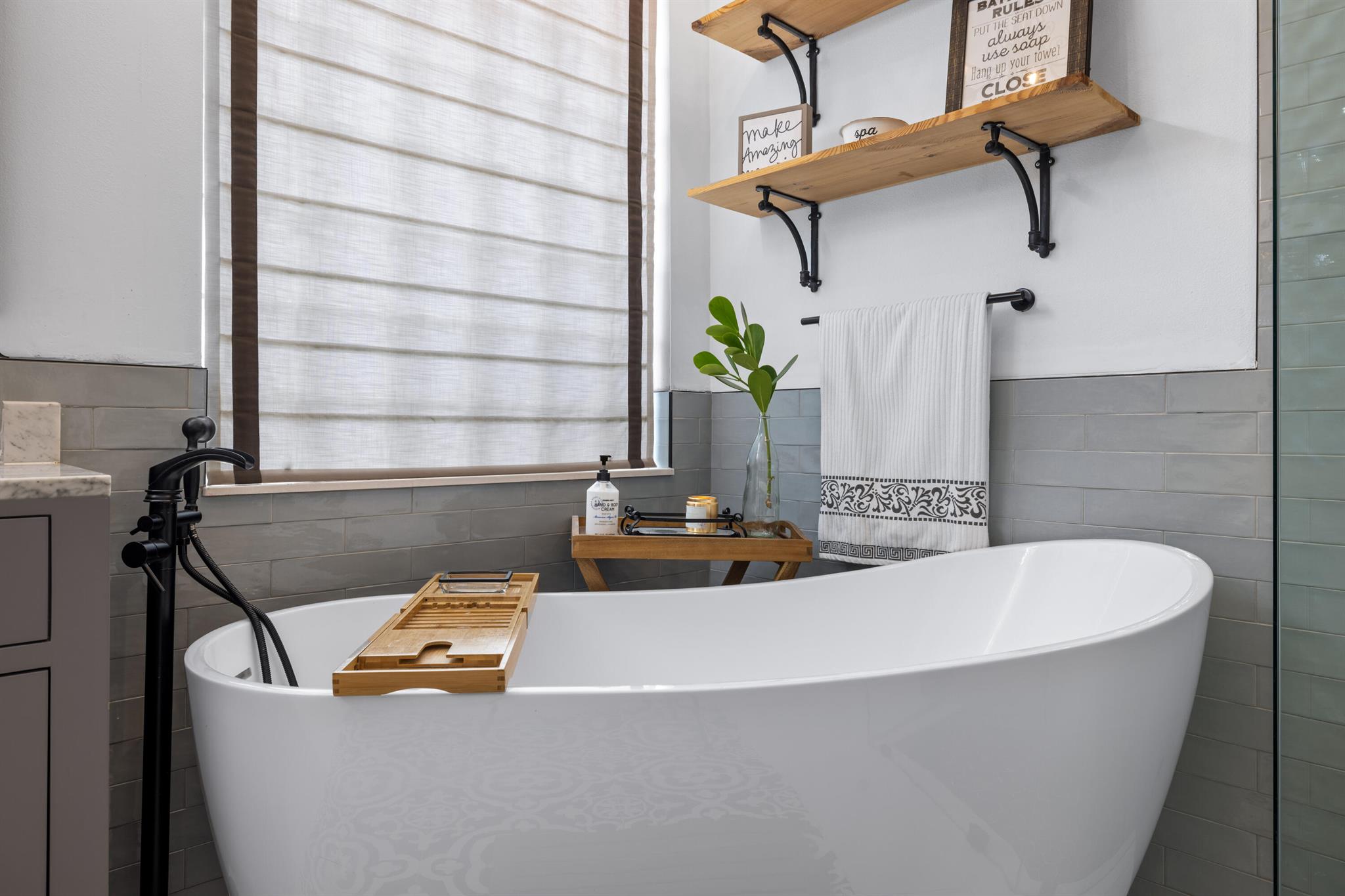 1582 SE Tradition Trace