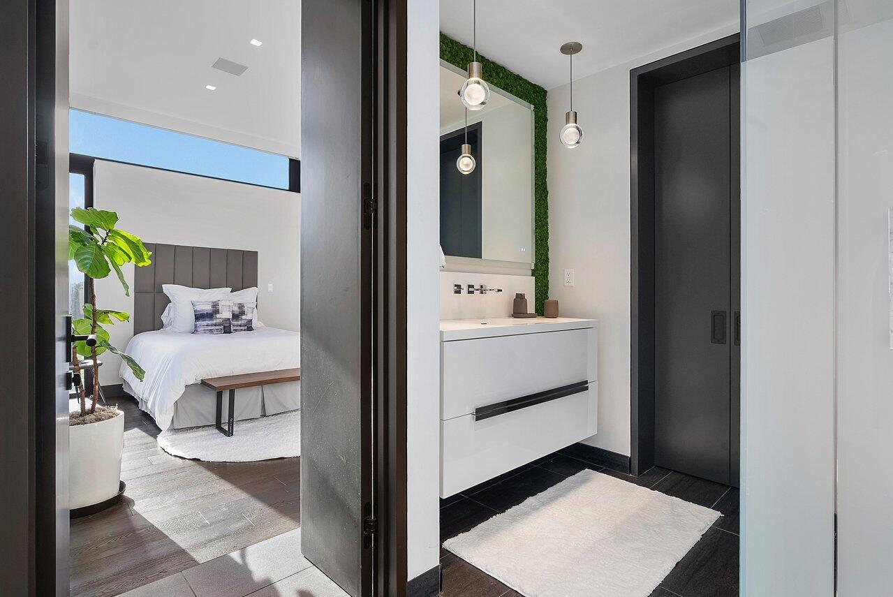 1005 NE Doubloon Drive