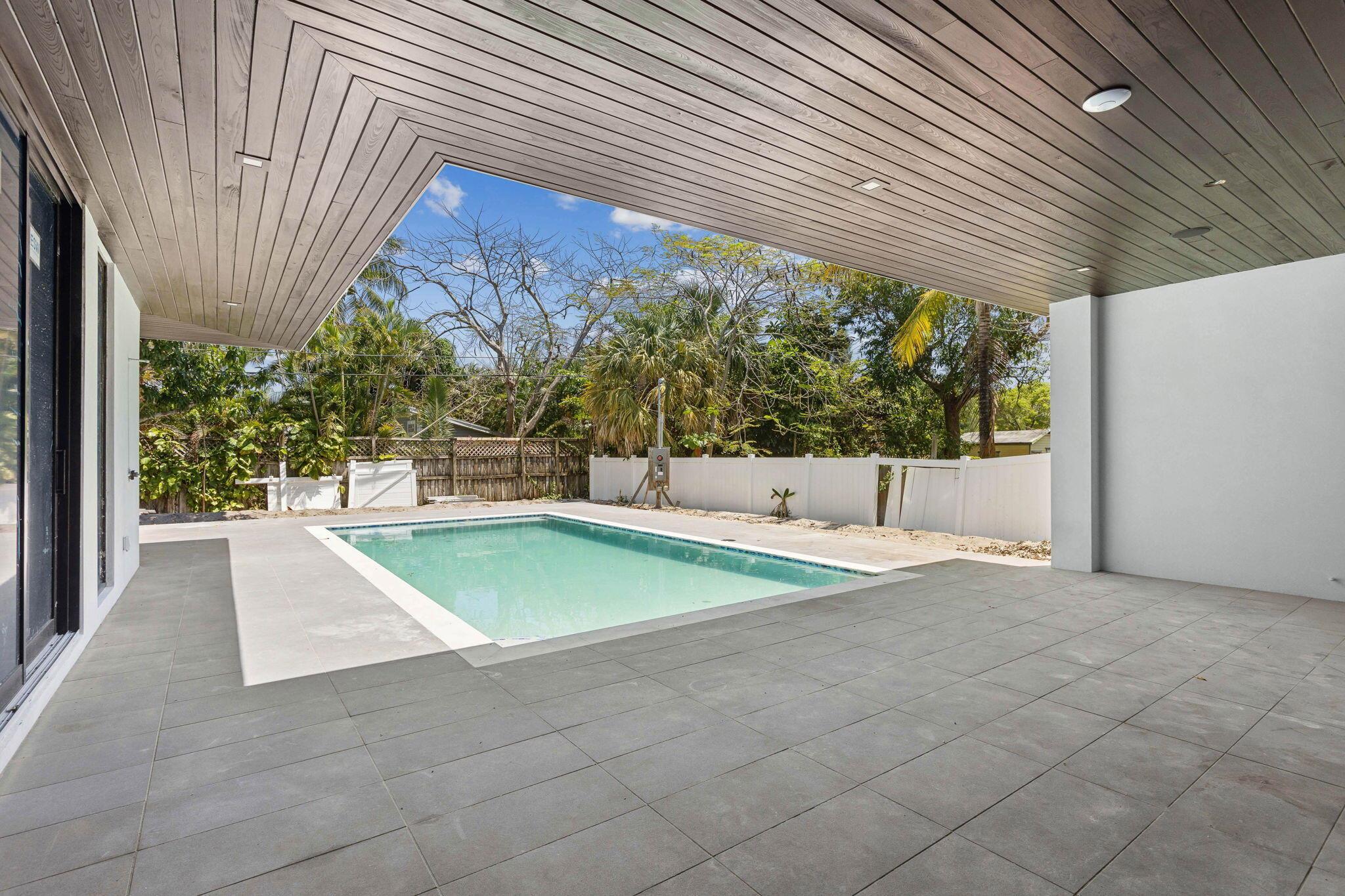 251 NE 14th Street