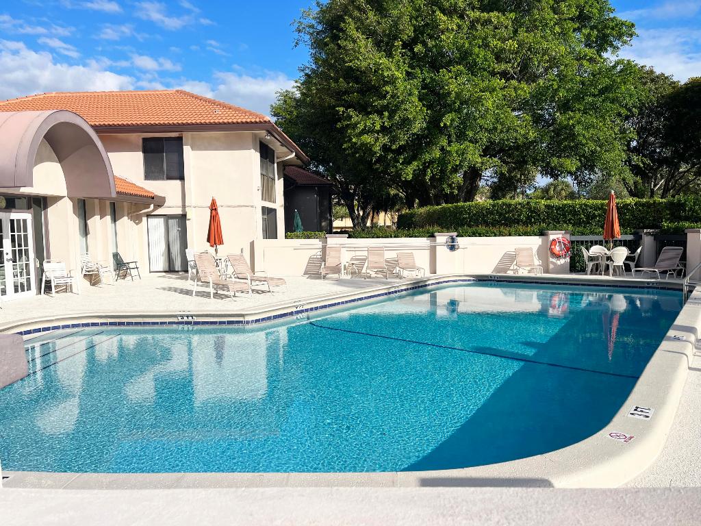 300 E Club Circle Circle 204