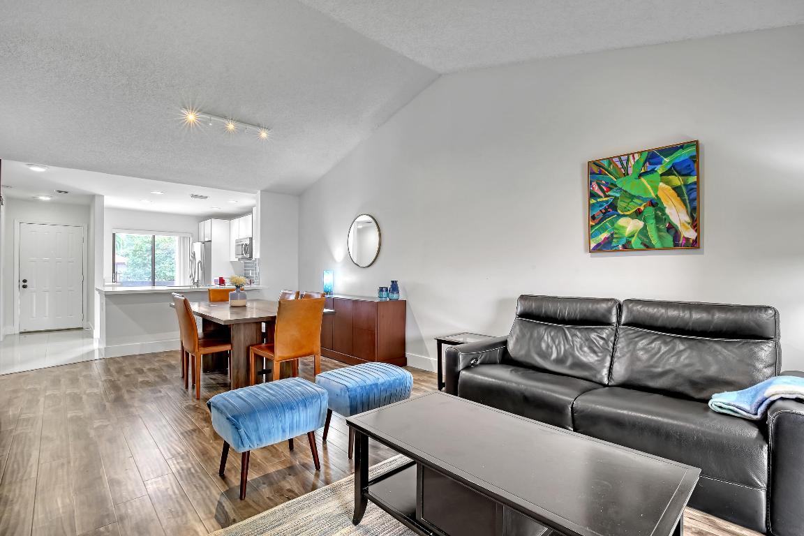 300 E Club Circle Circle 204