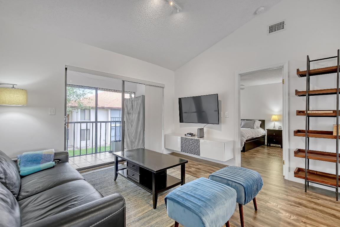 300 E Club Circle Circle 204