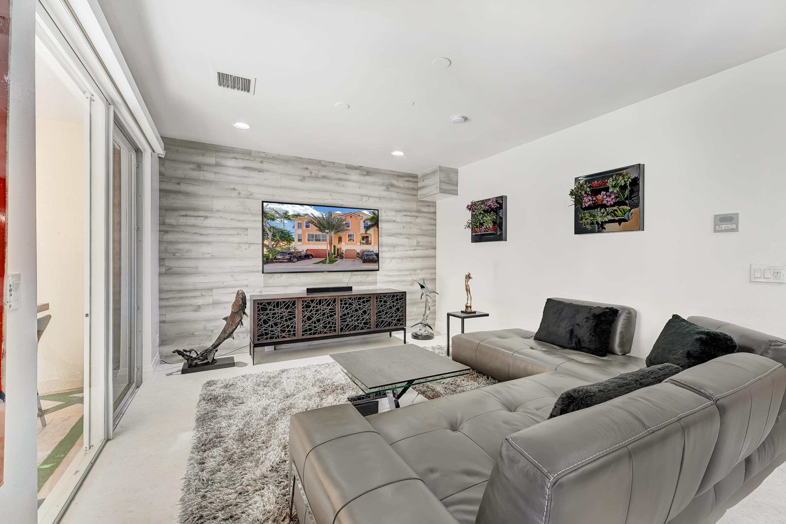 612 NE Rossetti Lane