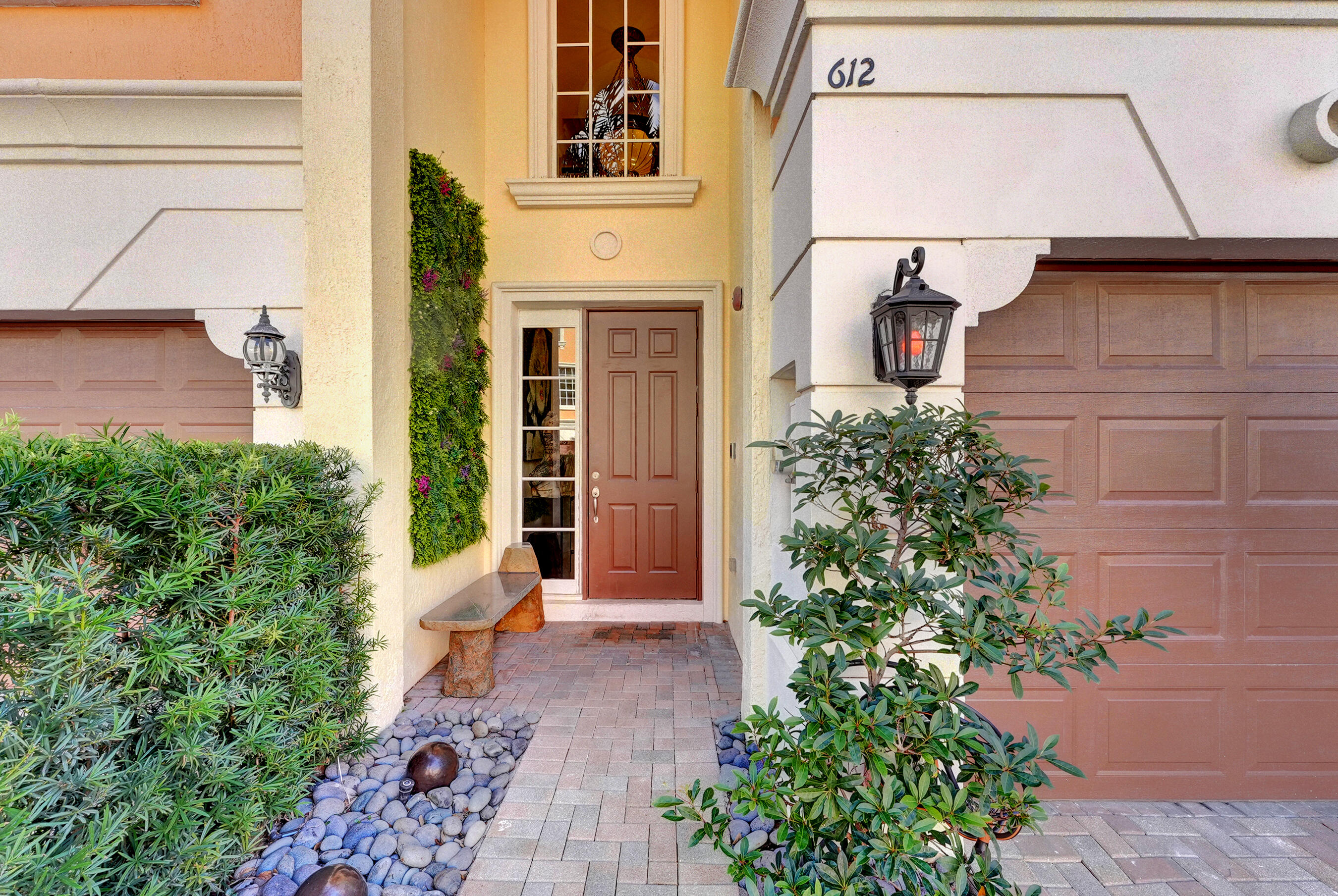 612 NE Rossetti Lane