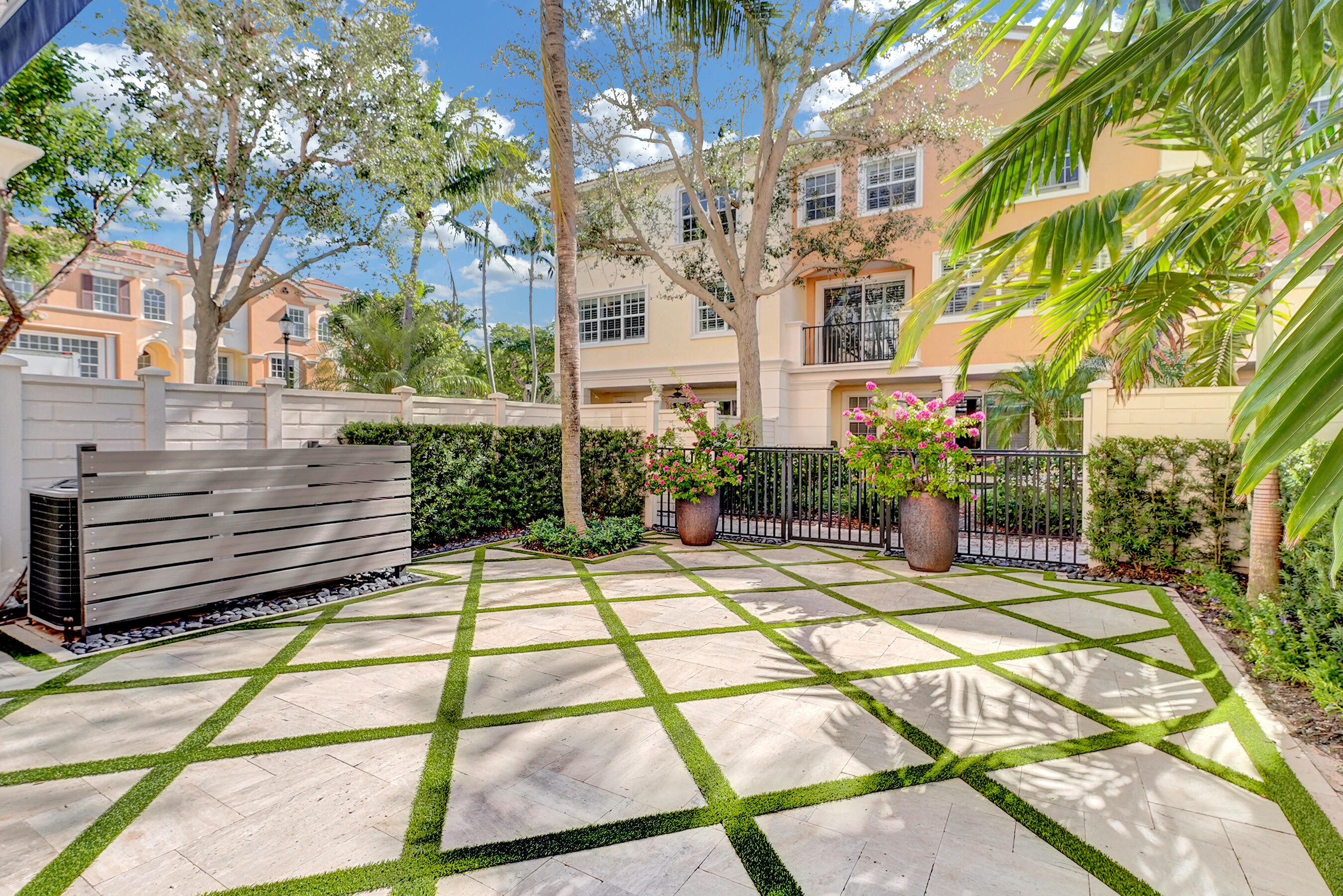 612 NE Rossetti Lane