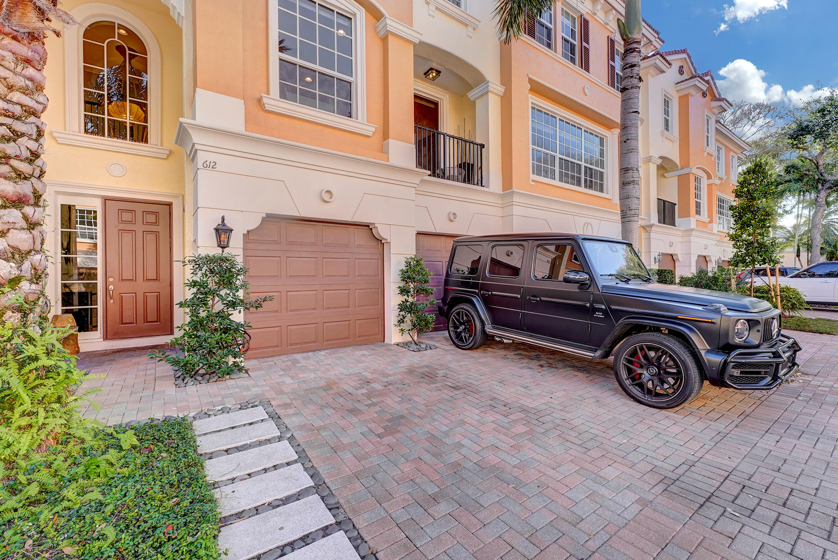 612 NE Rossetti Lane