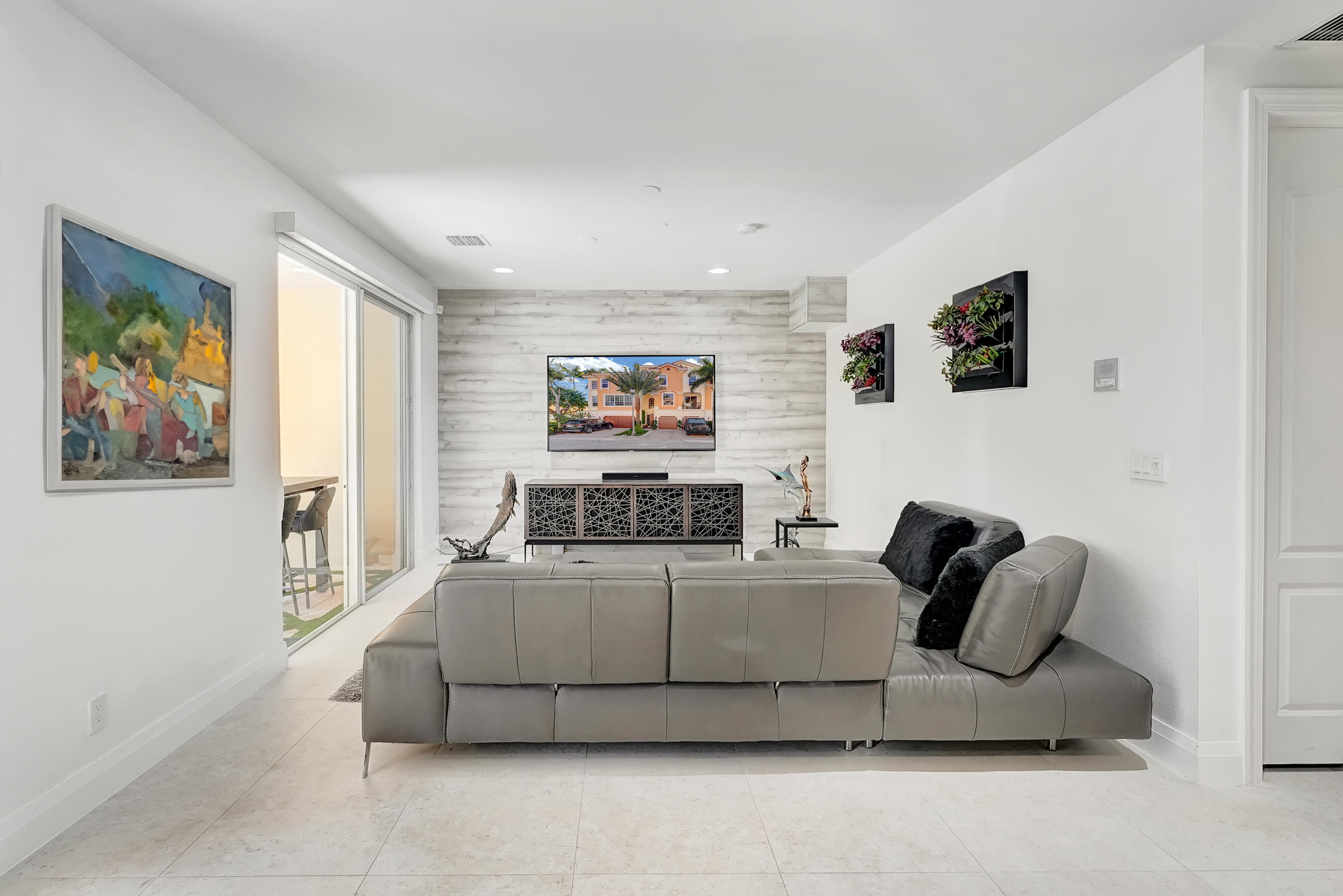 612 NE Rossetti Lane