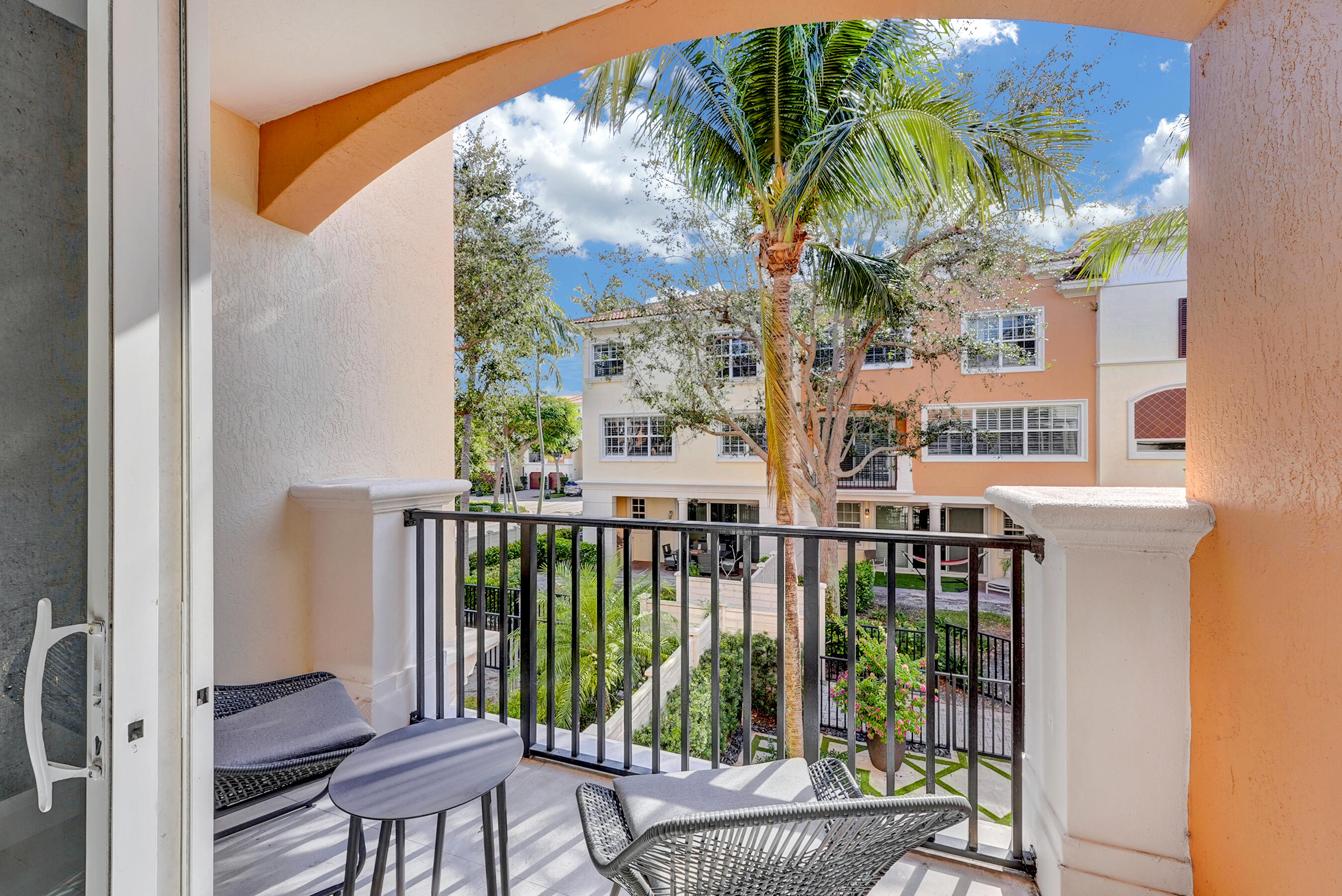 612 NE Rossetti Lane