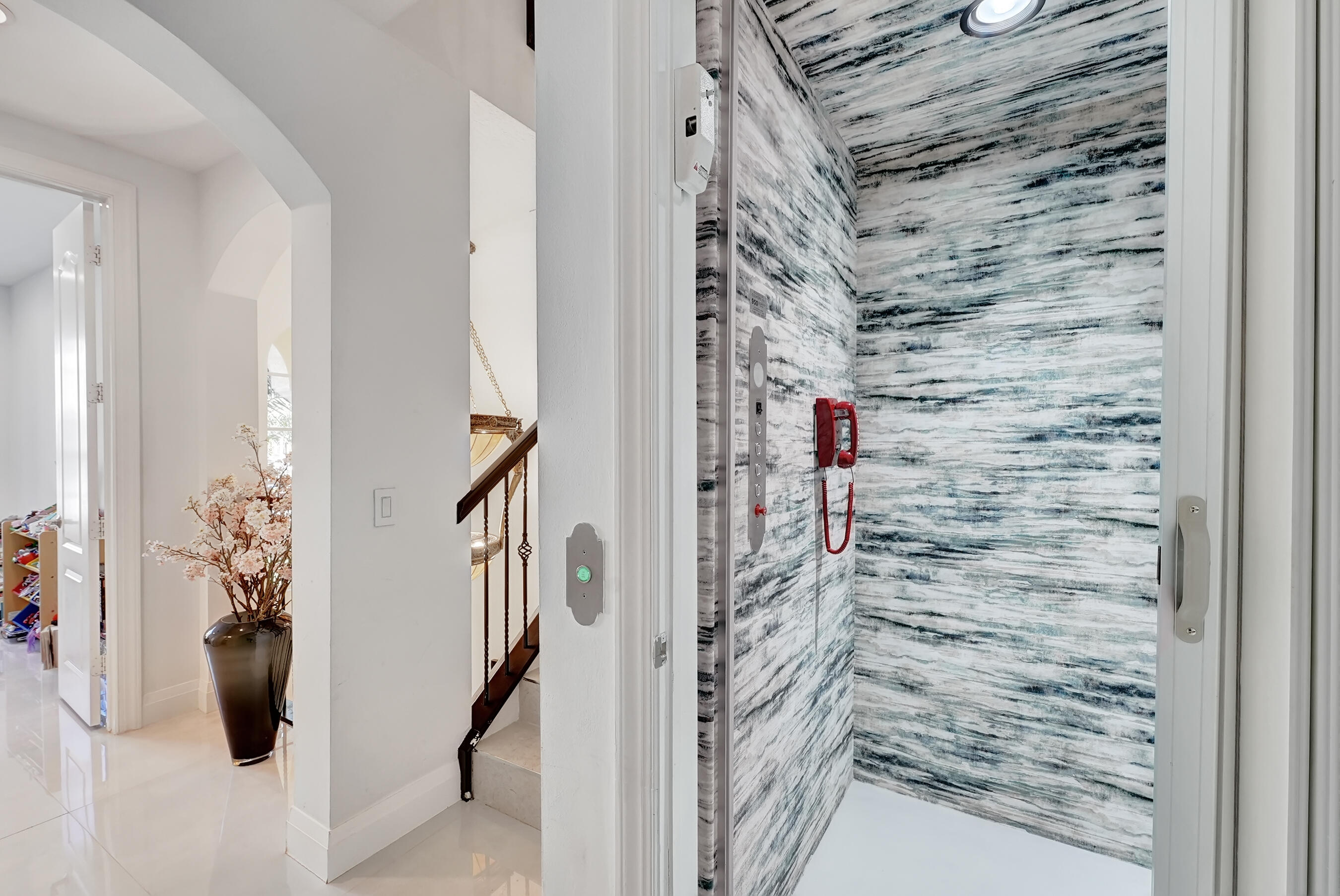 612 NE Rossetti Lane