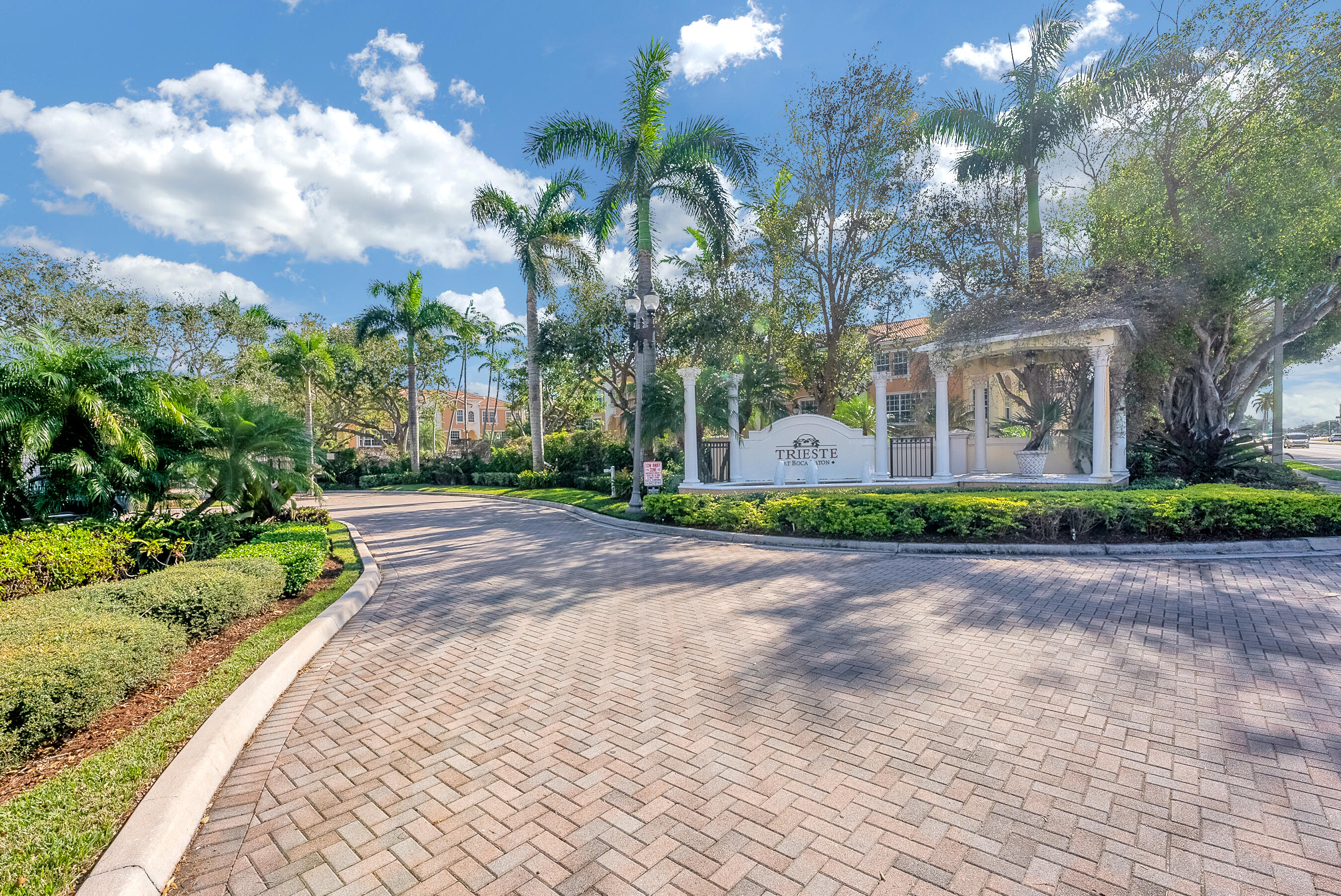 612 NE Rossetti Lane