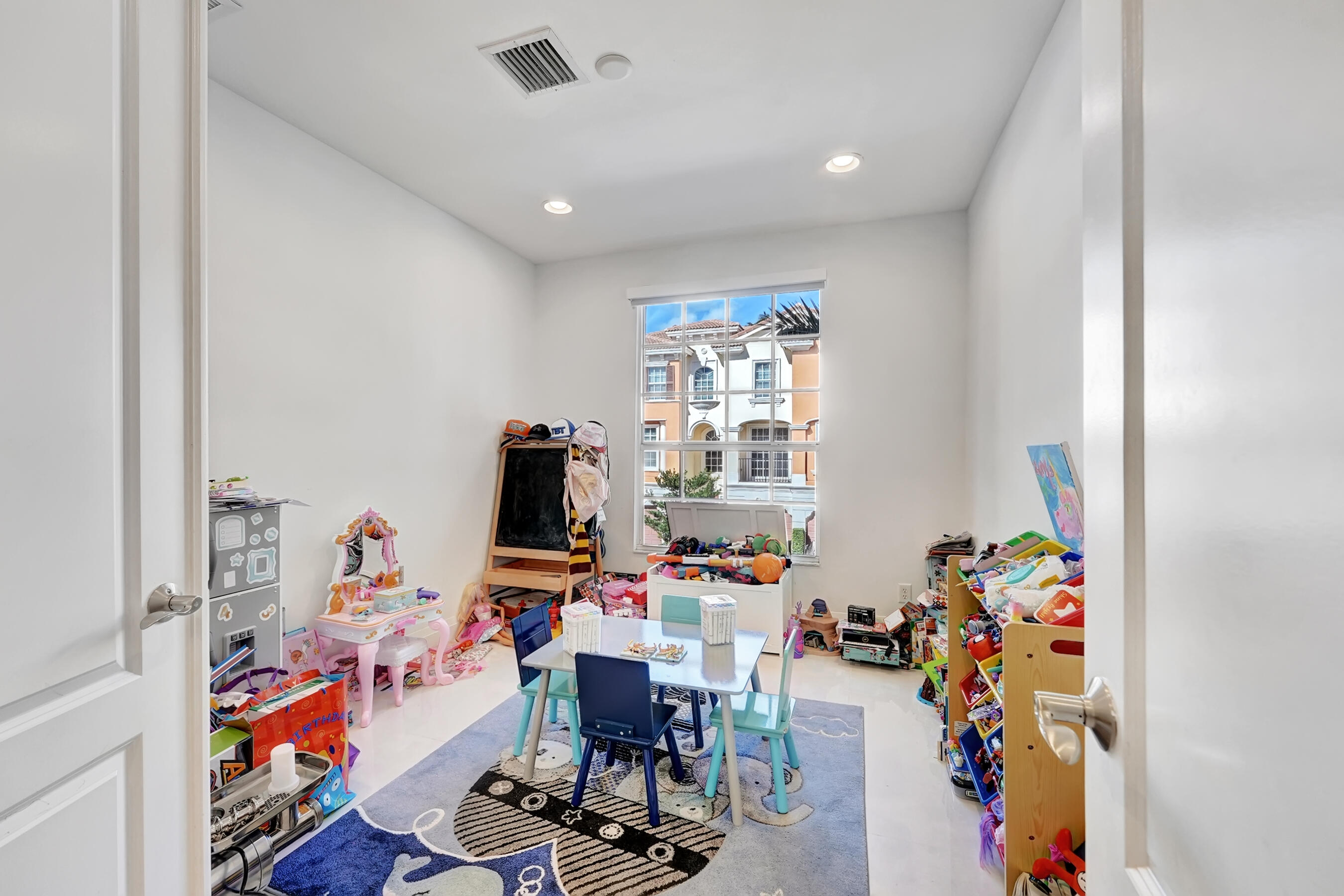 612 NE Rossetti Lane