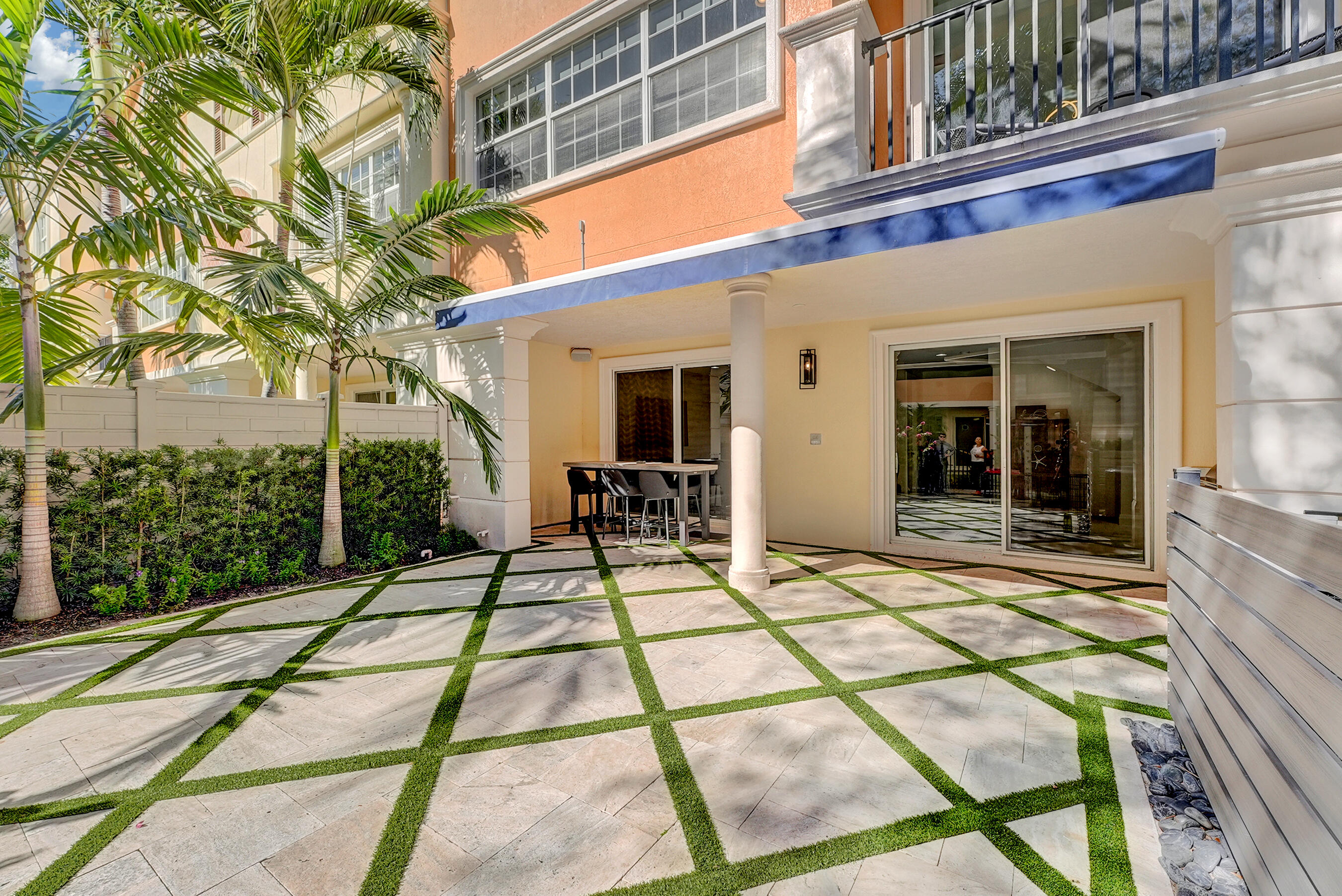 612 NE Rossetti Lane