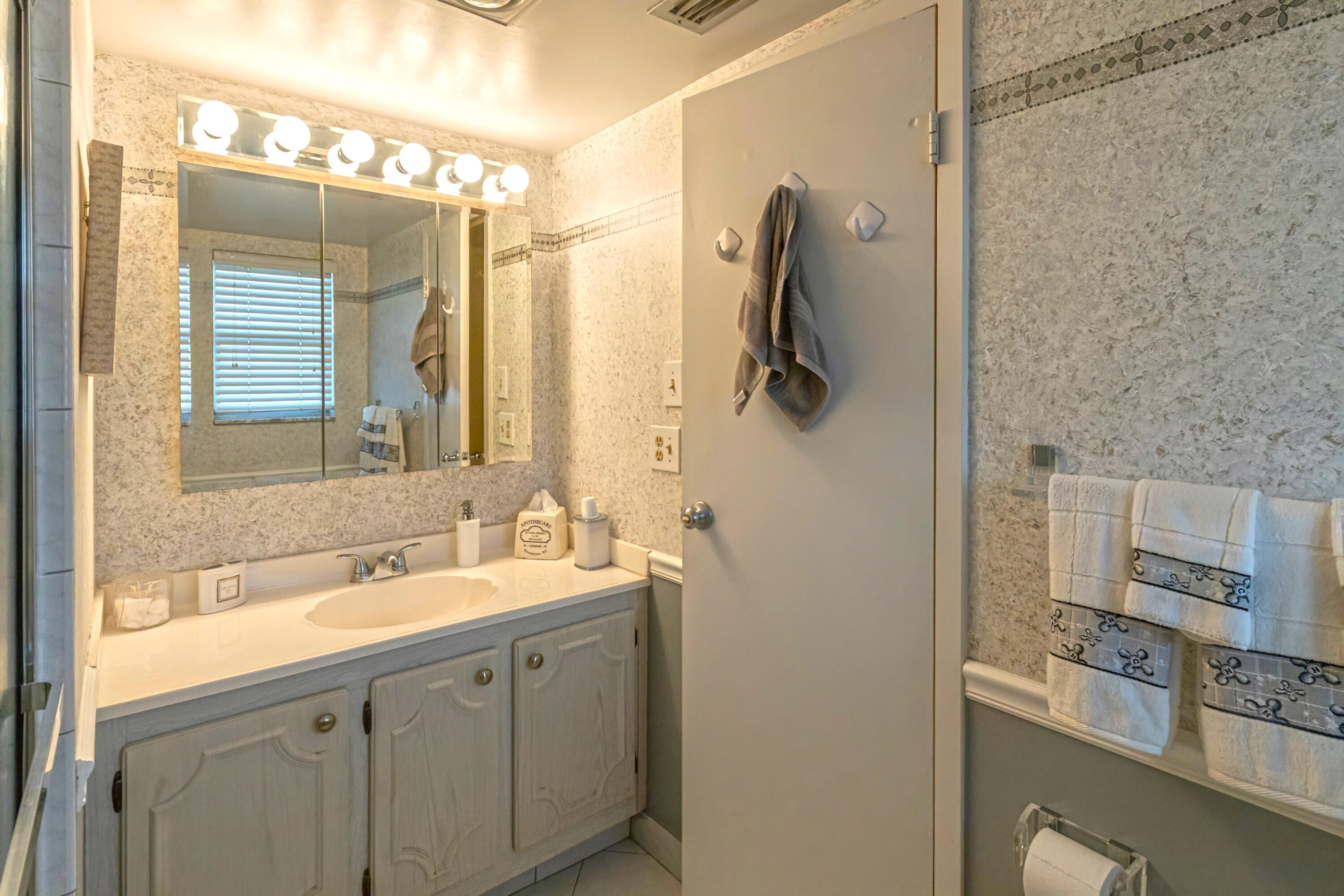 3755 Via Poinciana 604