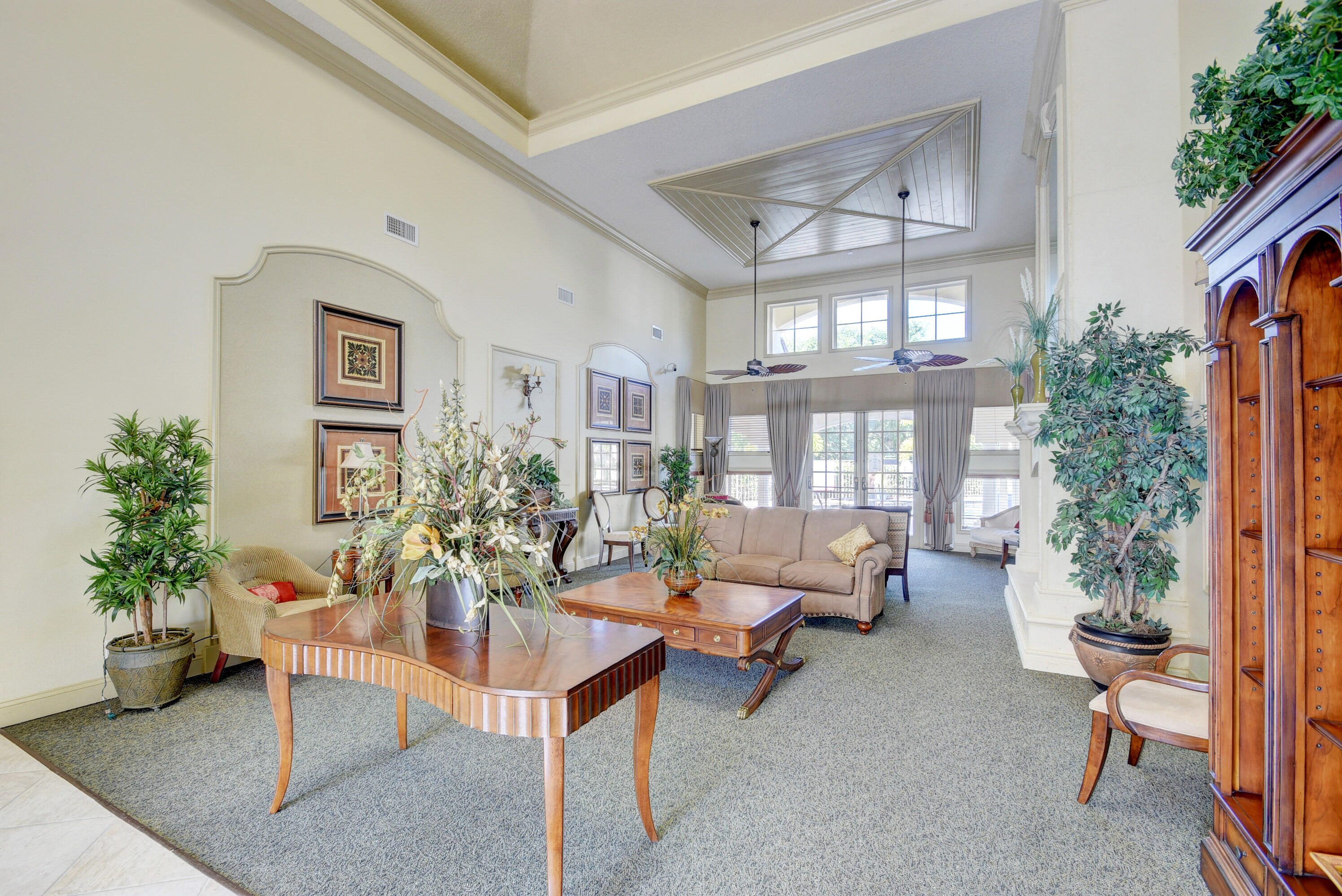 815 W Boulevard 1-206