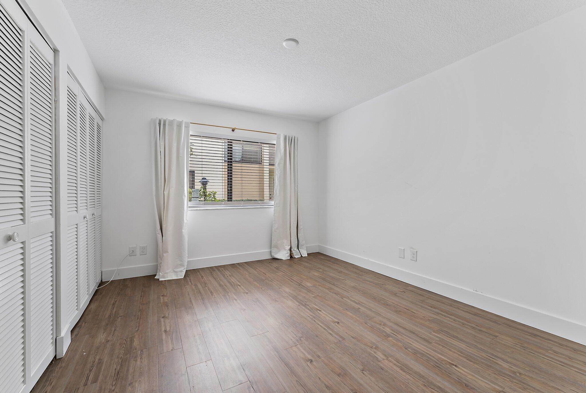 211 Oak Harbour Drive