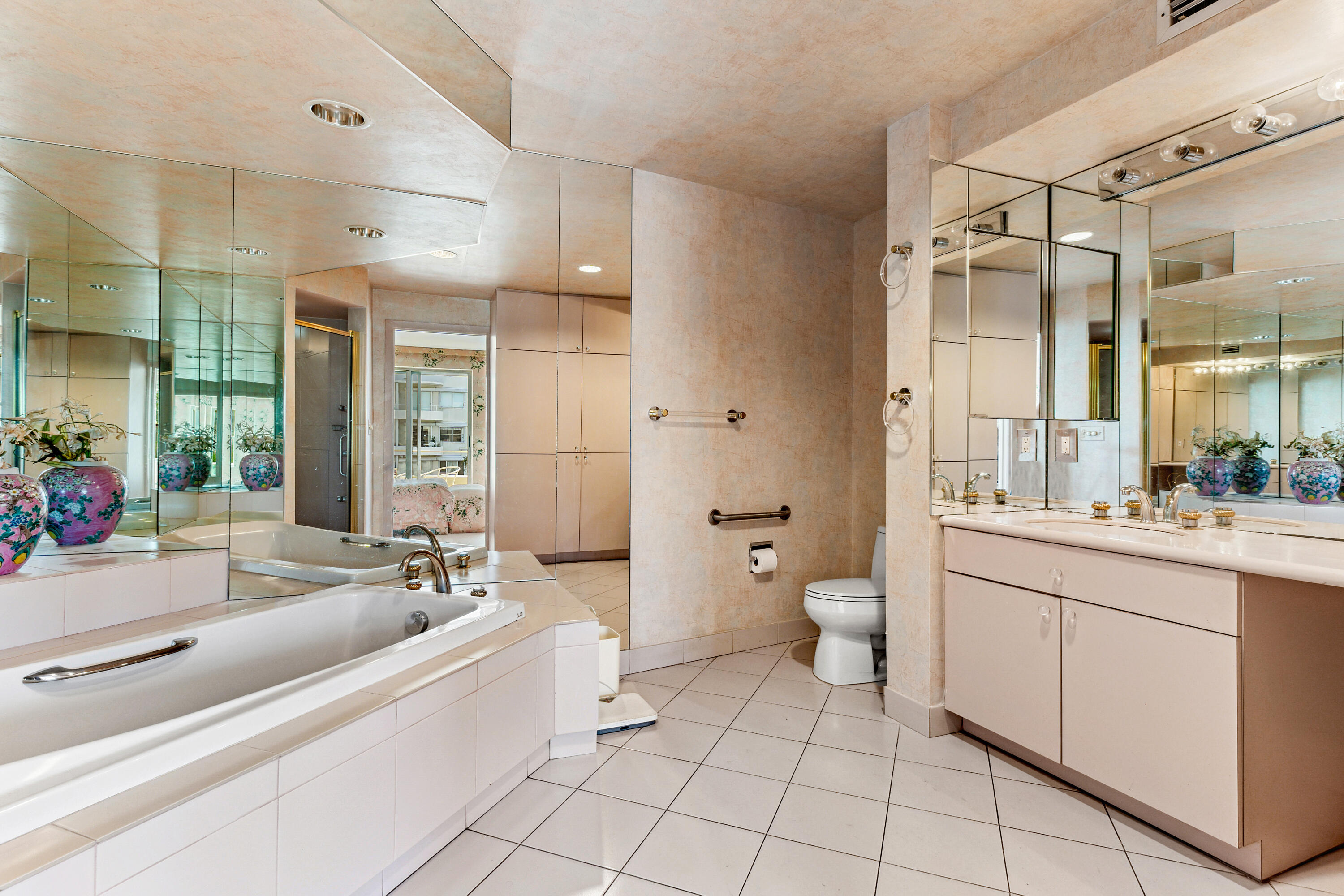 44 Cocoanut Row 508/509 A