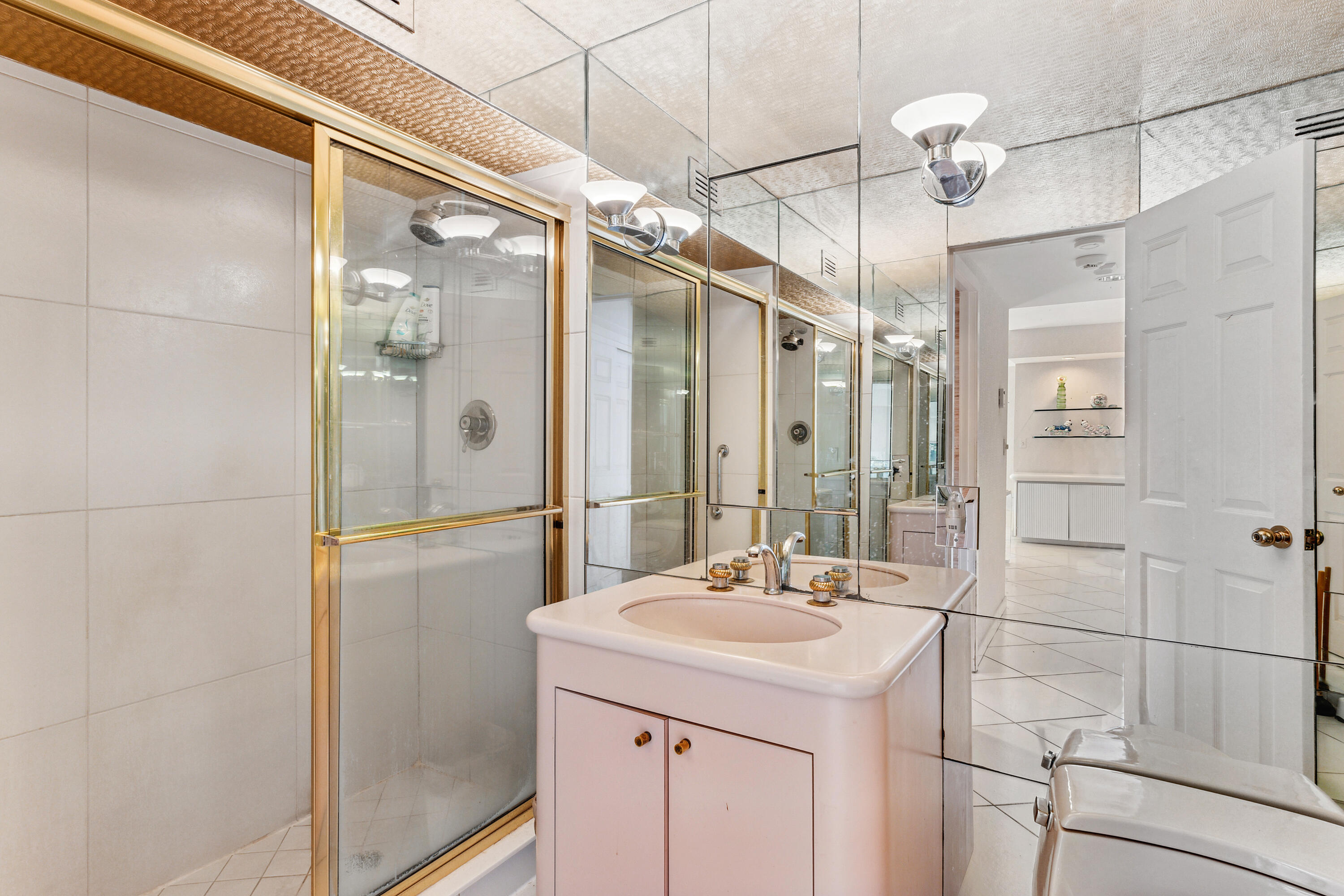 44 Cocoanut Row 508/509 A