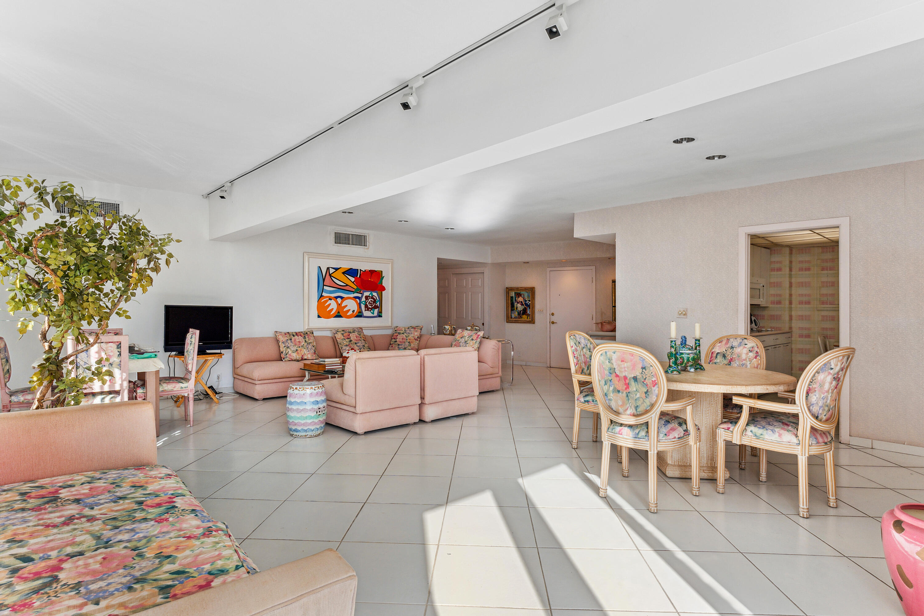 44 Cocoanut Row 508/509 A