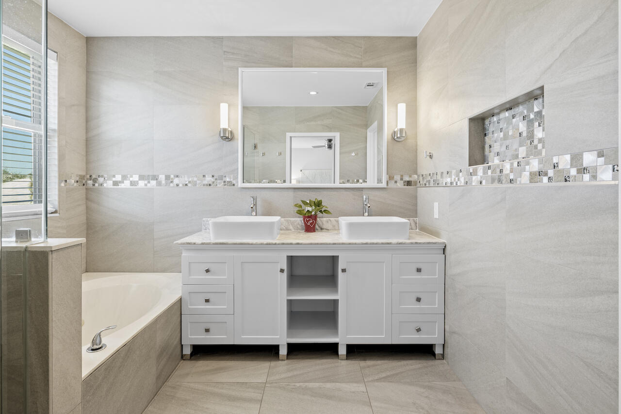 1190 Mahogany Lane