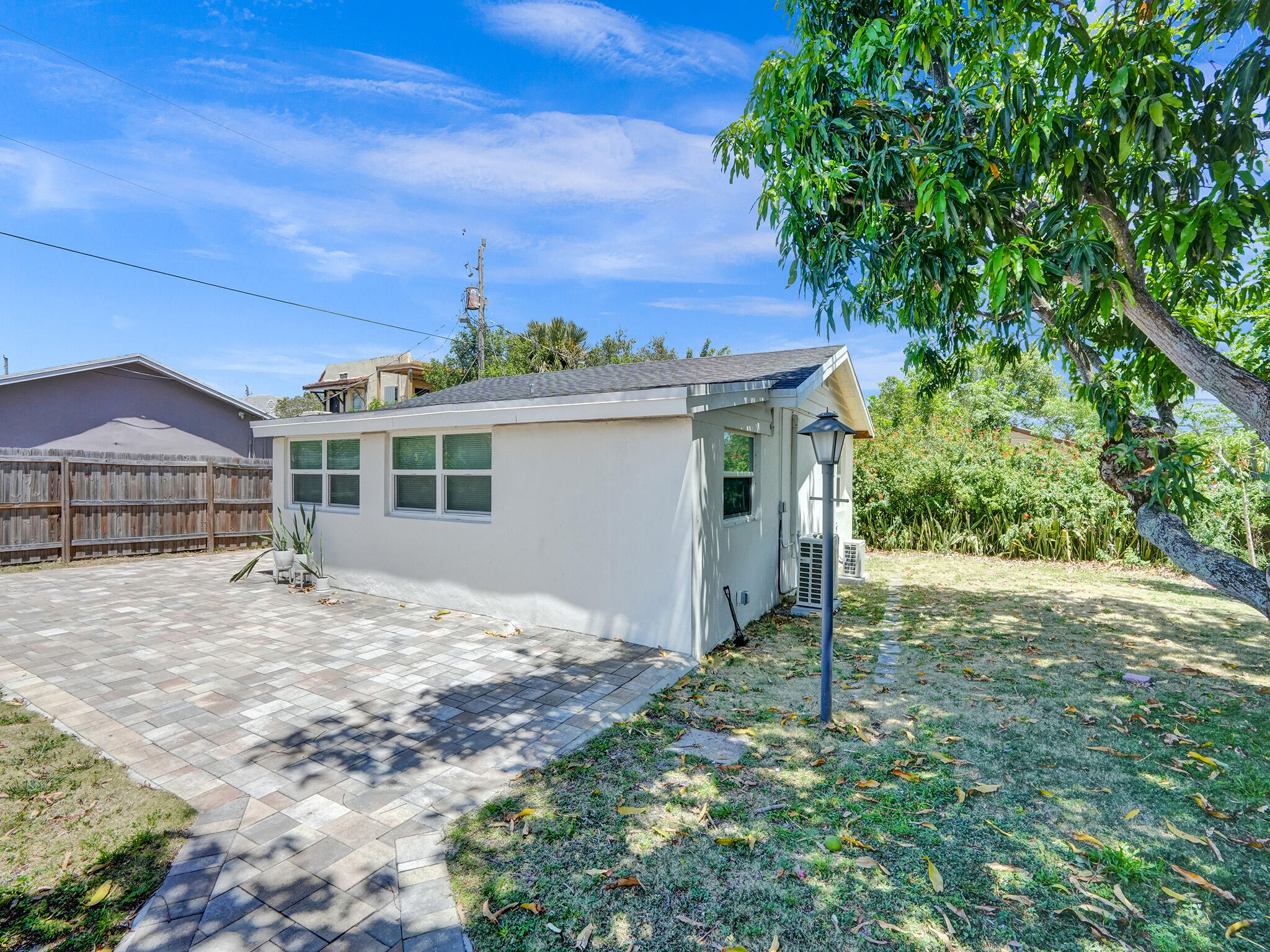 2728 Lake Avenue