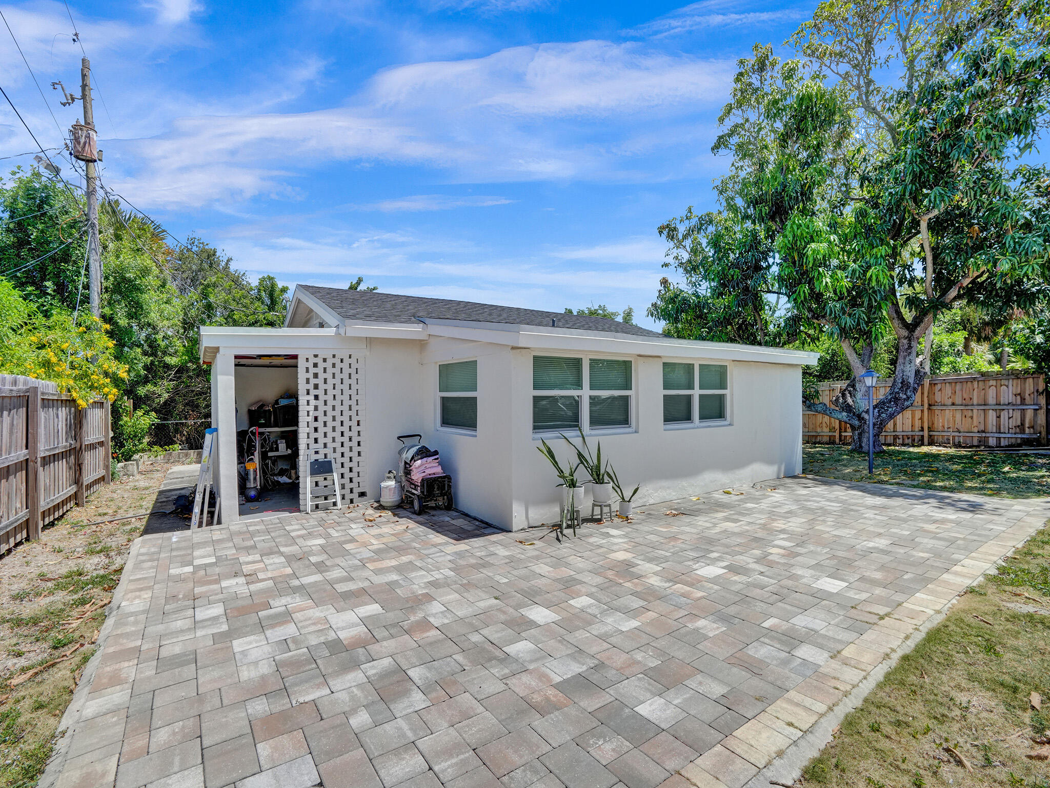 2728 Lake Avenue