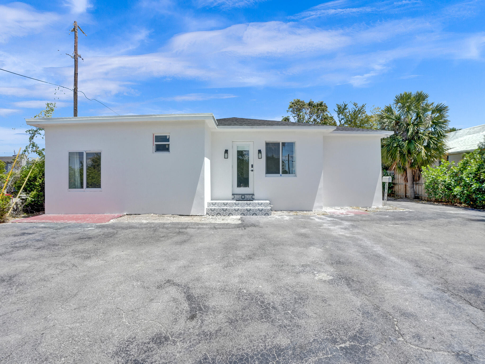 2728 Lake Avenue