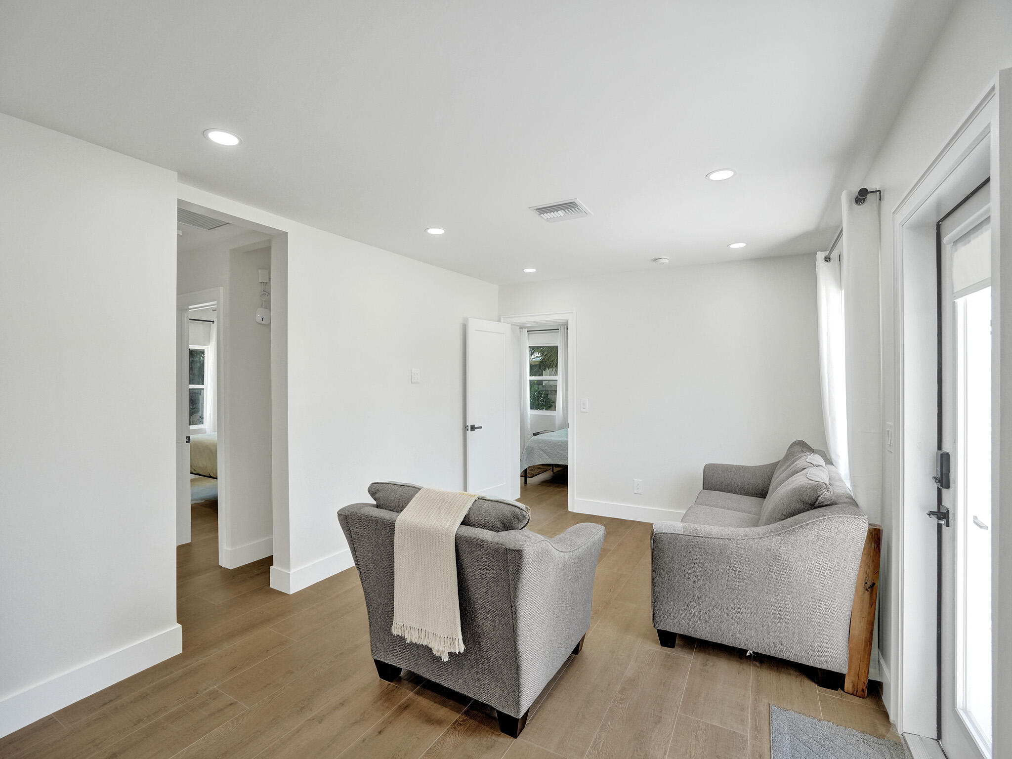 2728 Lake Avenue