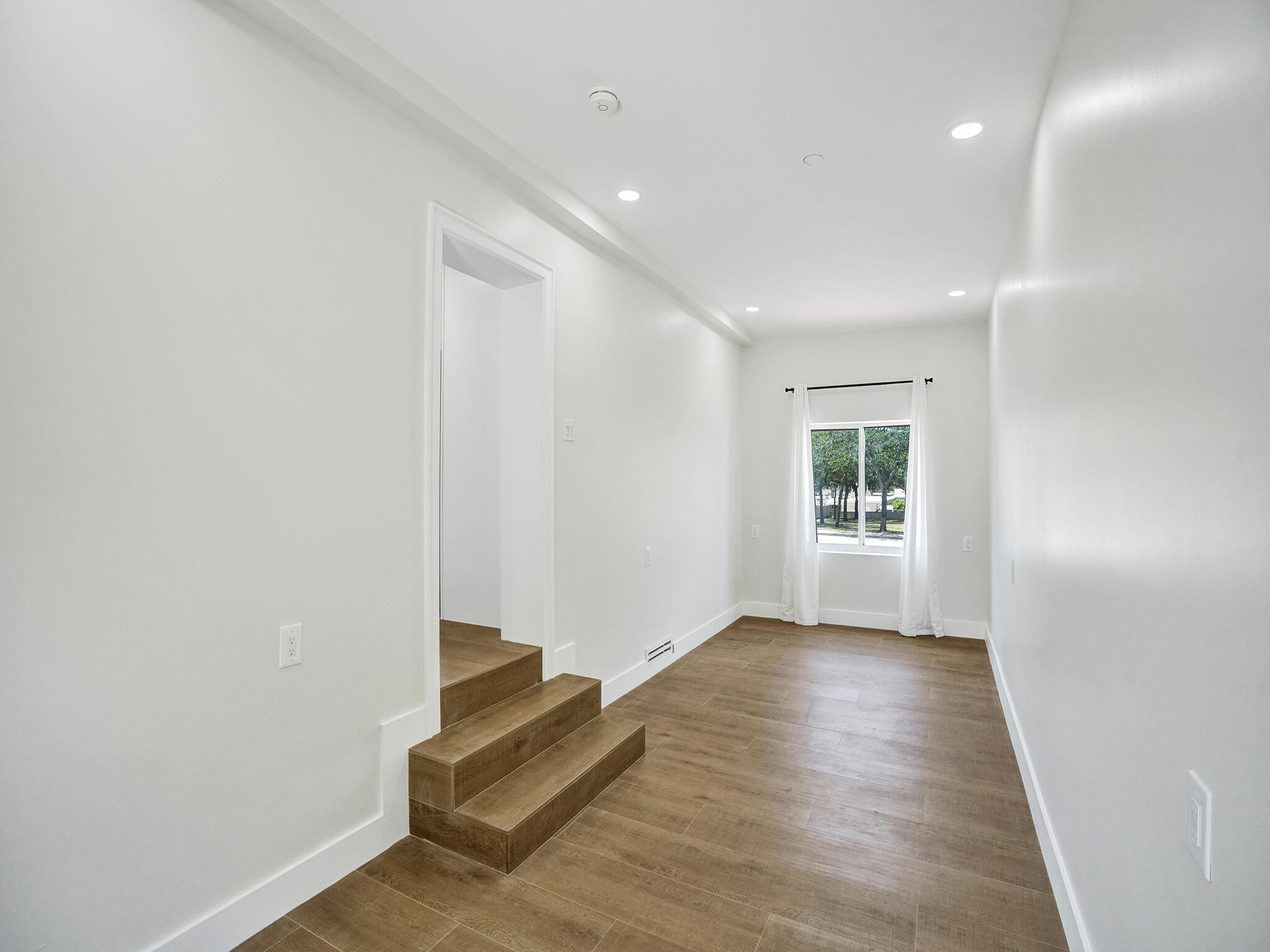 2728 Lake Avenue