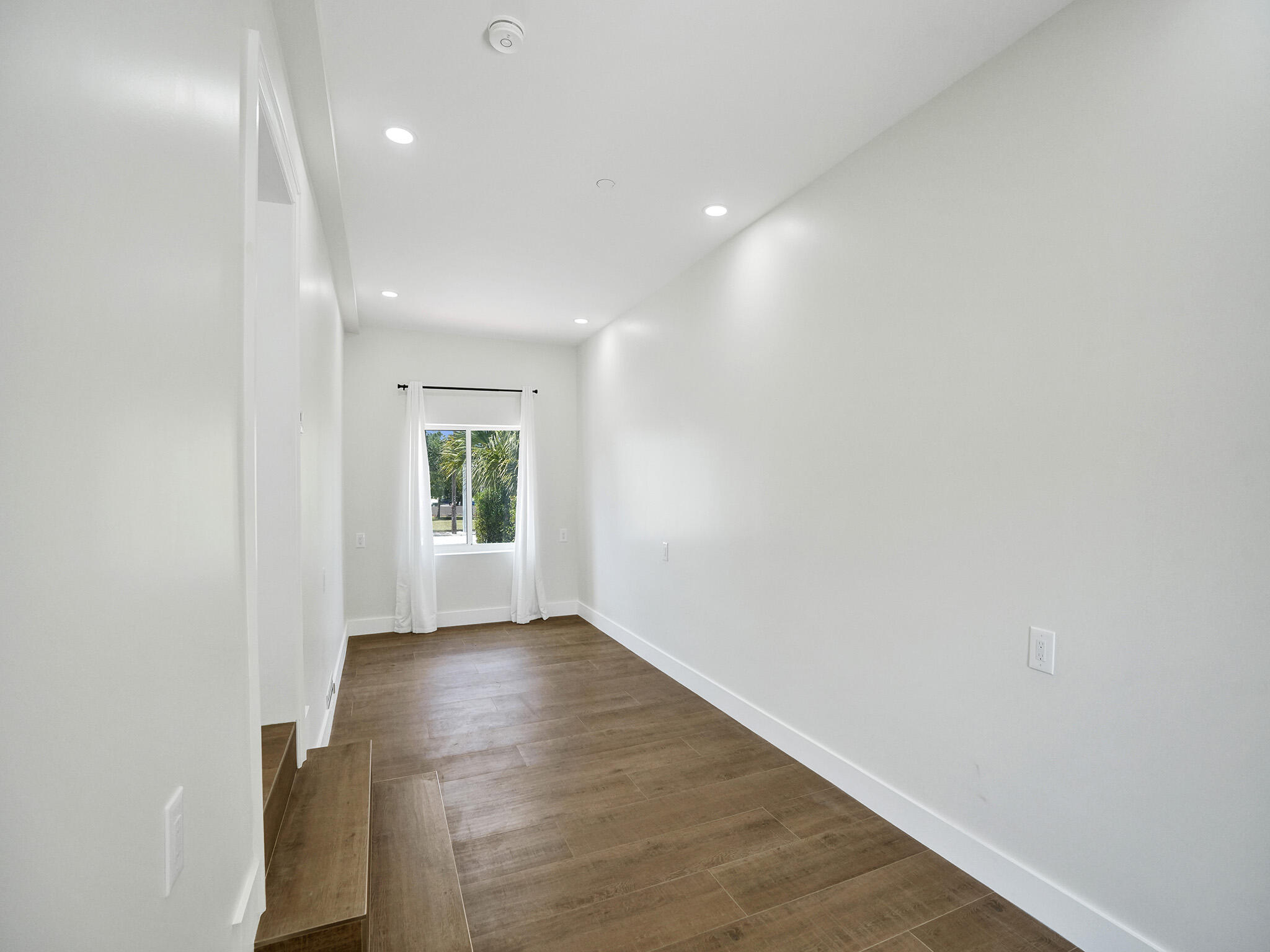 2728 Lake Avenue