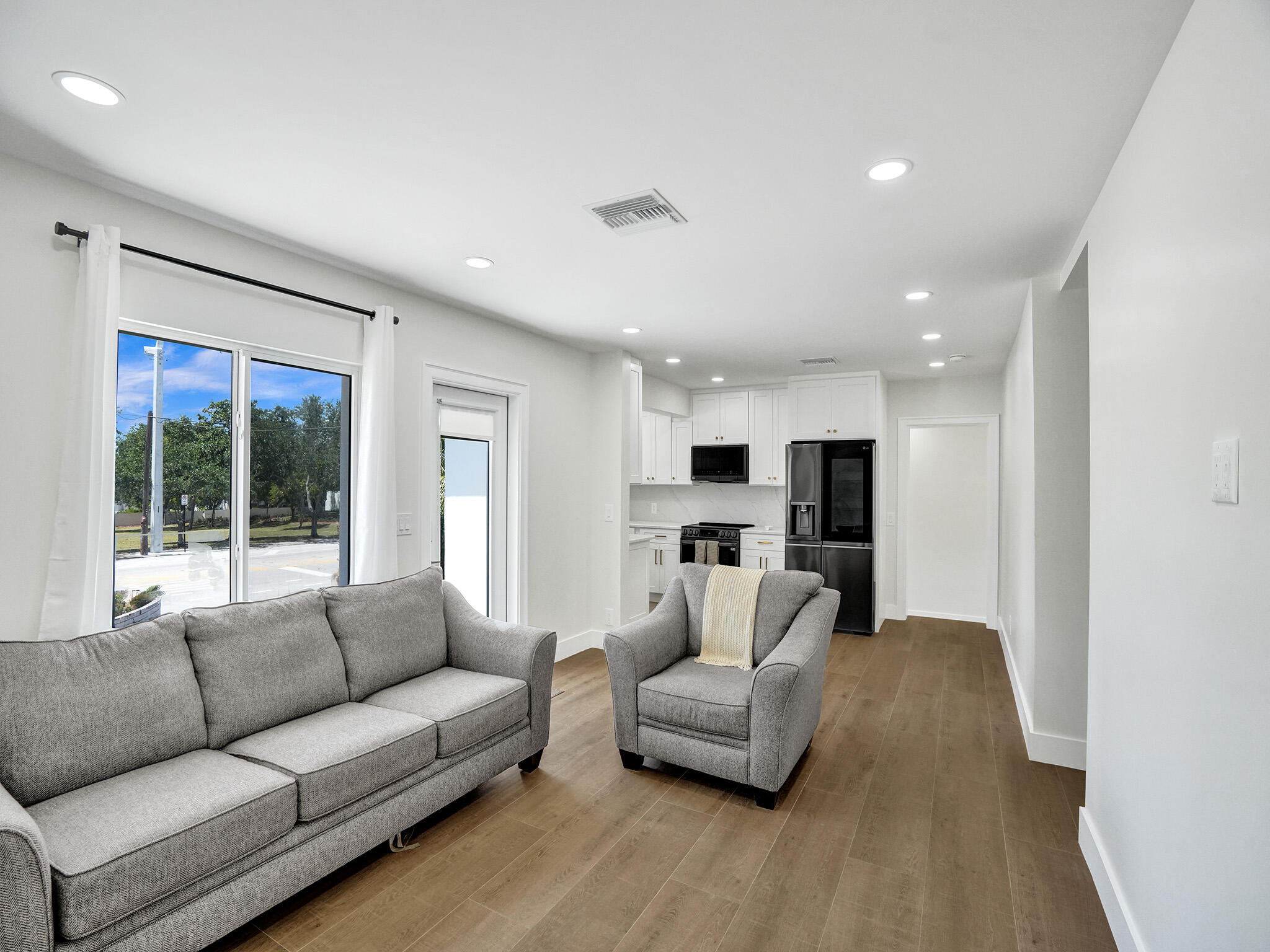 2728 Lake Avenue