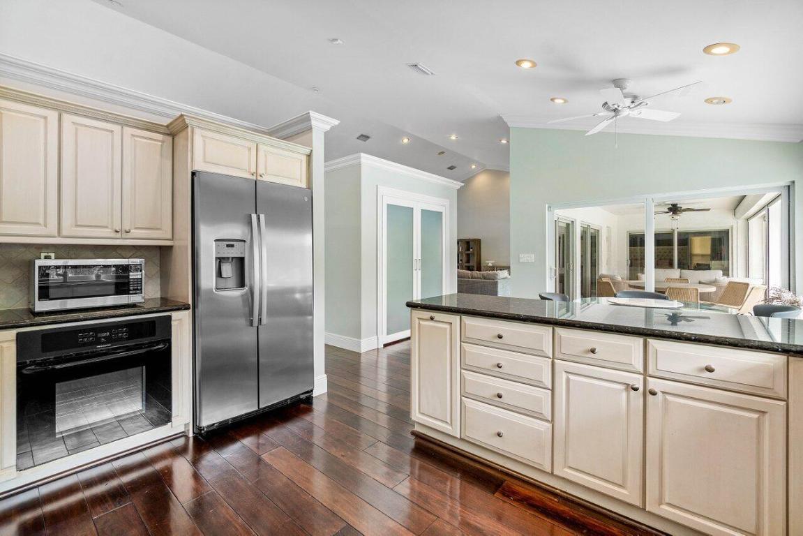 1305 Parkside Circle S