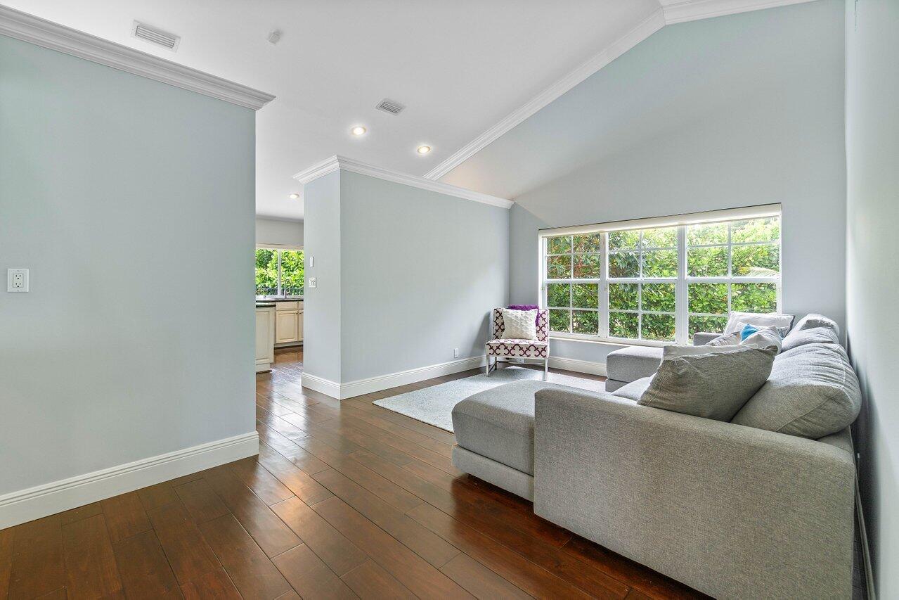 1305 Parkside Circle S