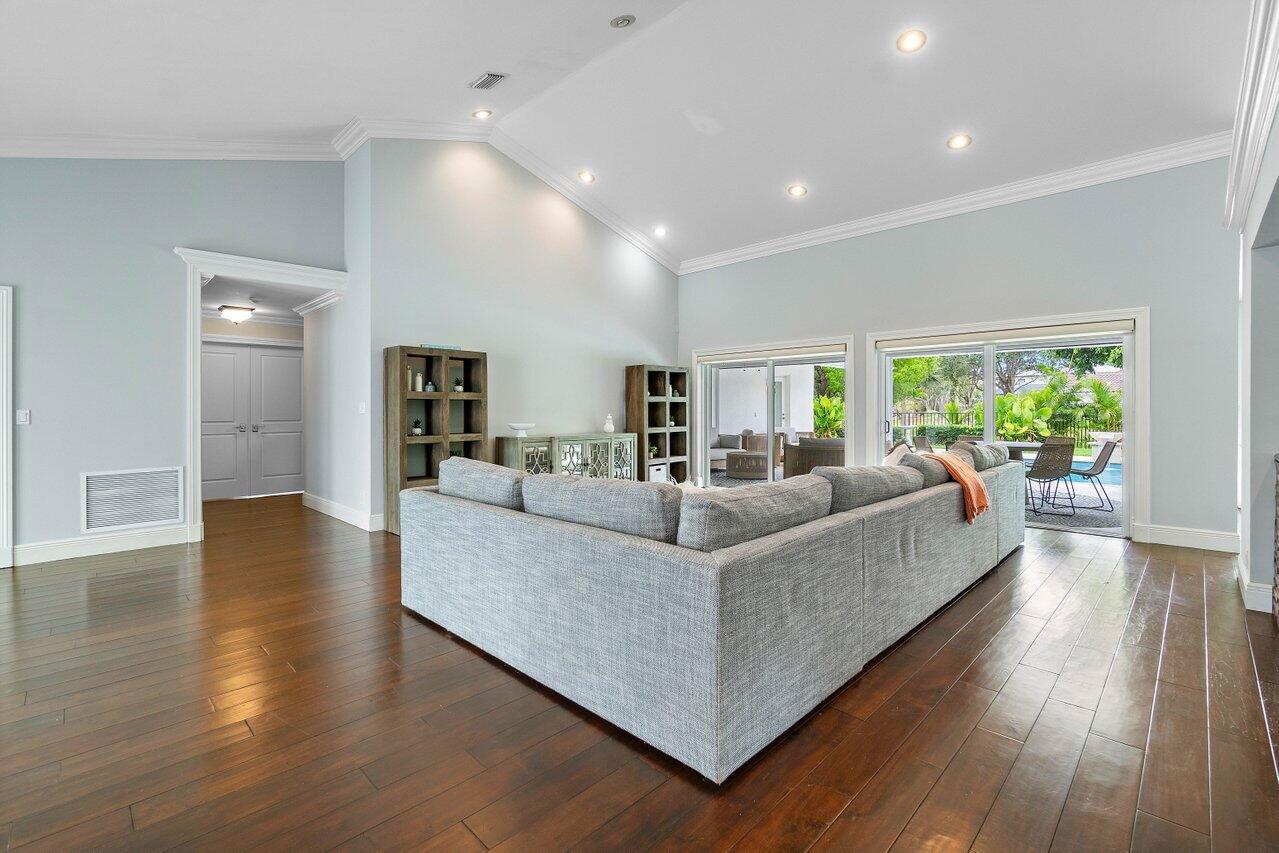 1305 Parkside Circle S