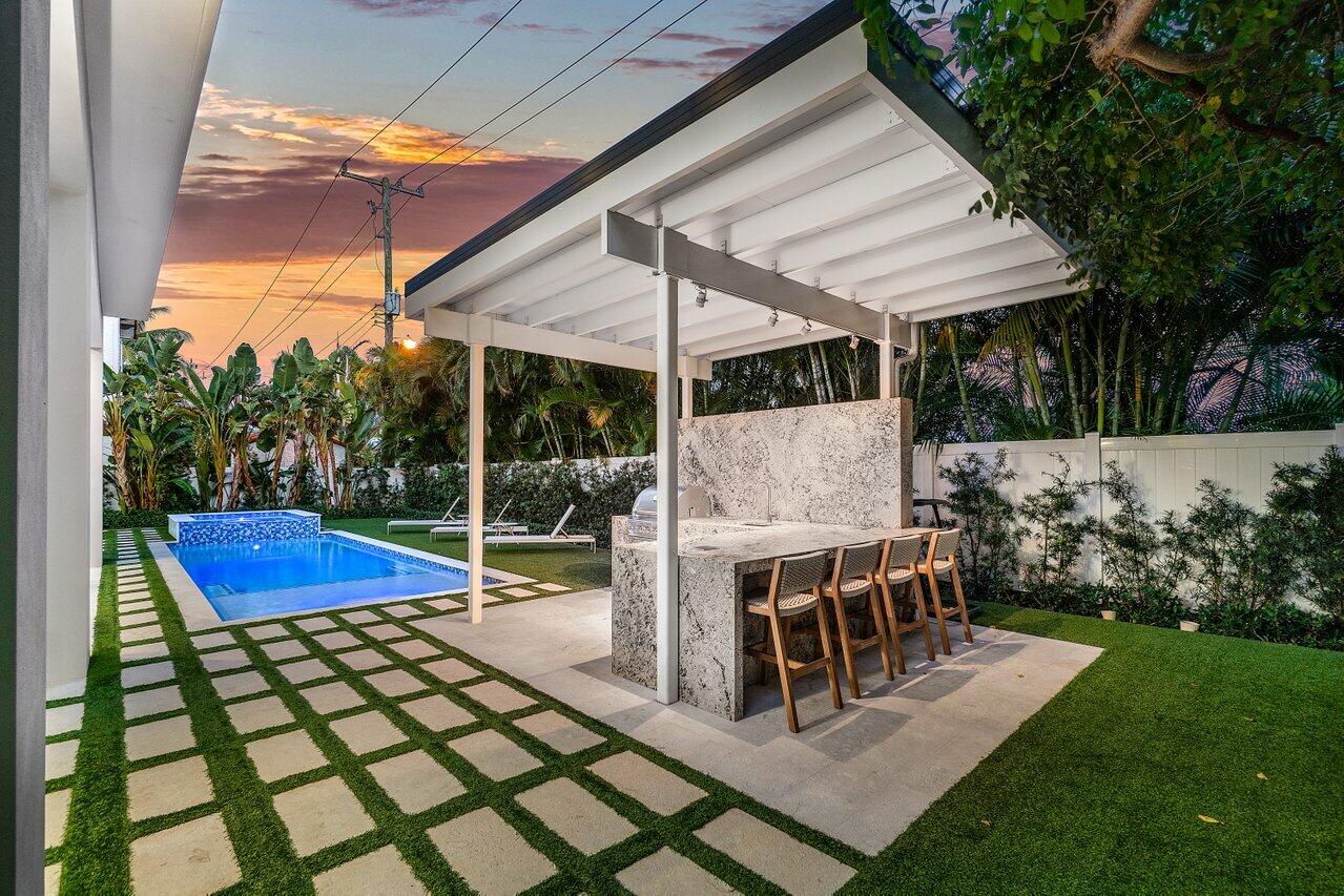 464 NE 7th Street