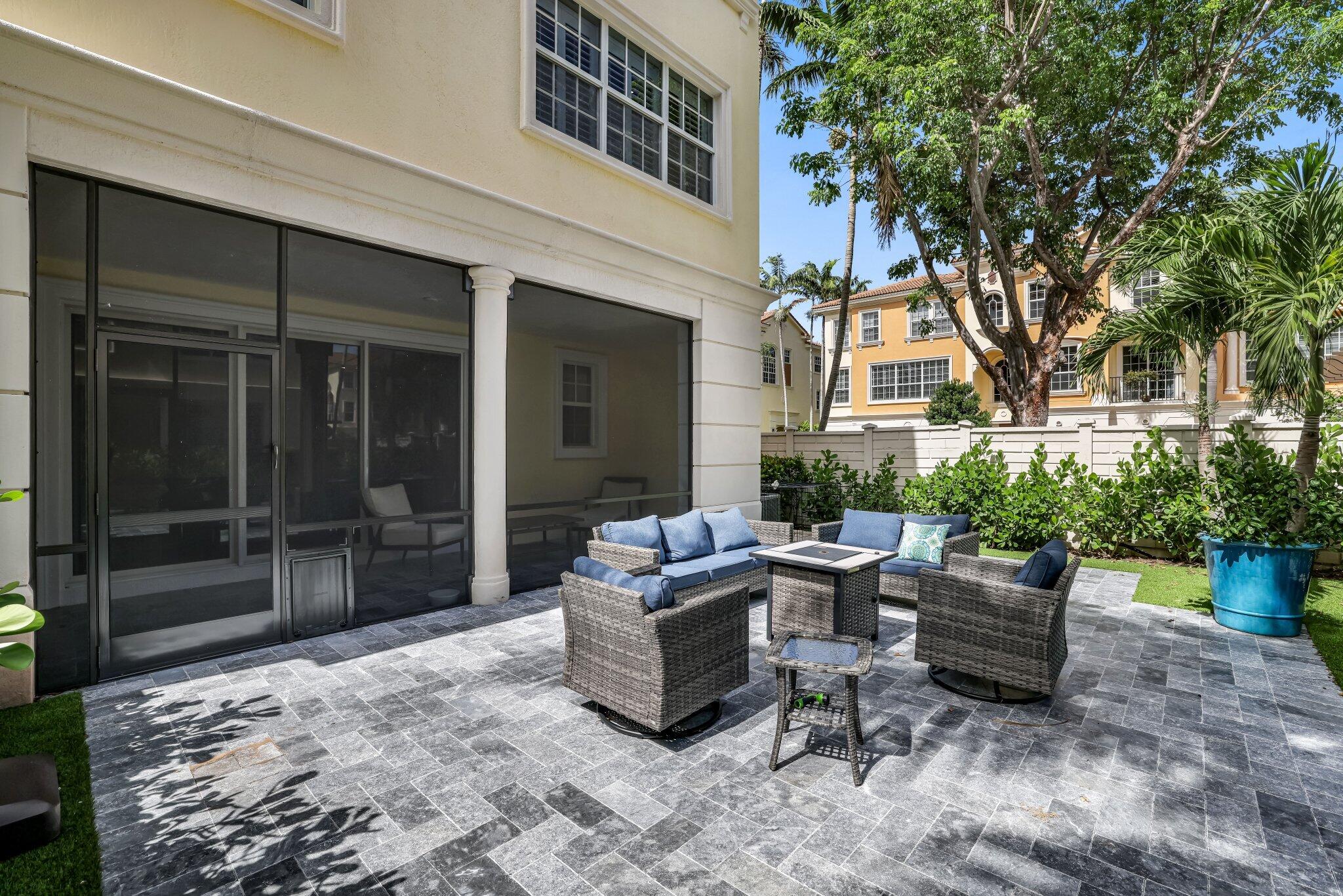 616 NE Rossetti Lane