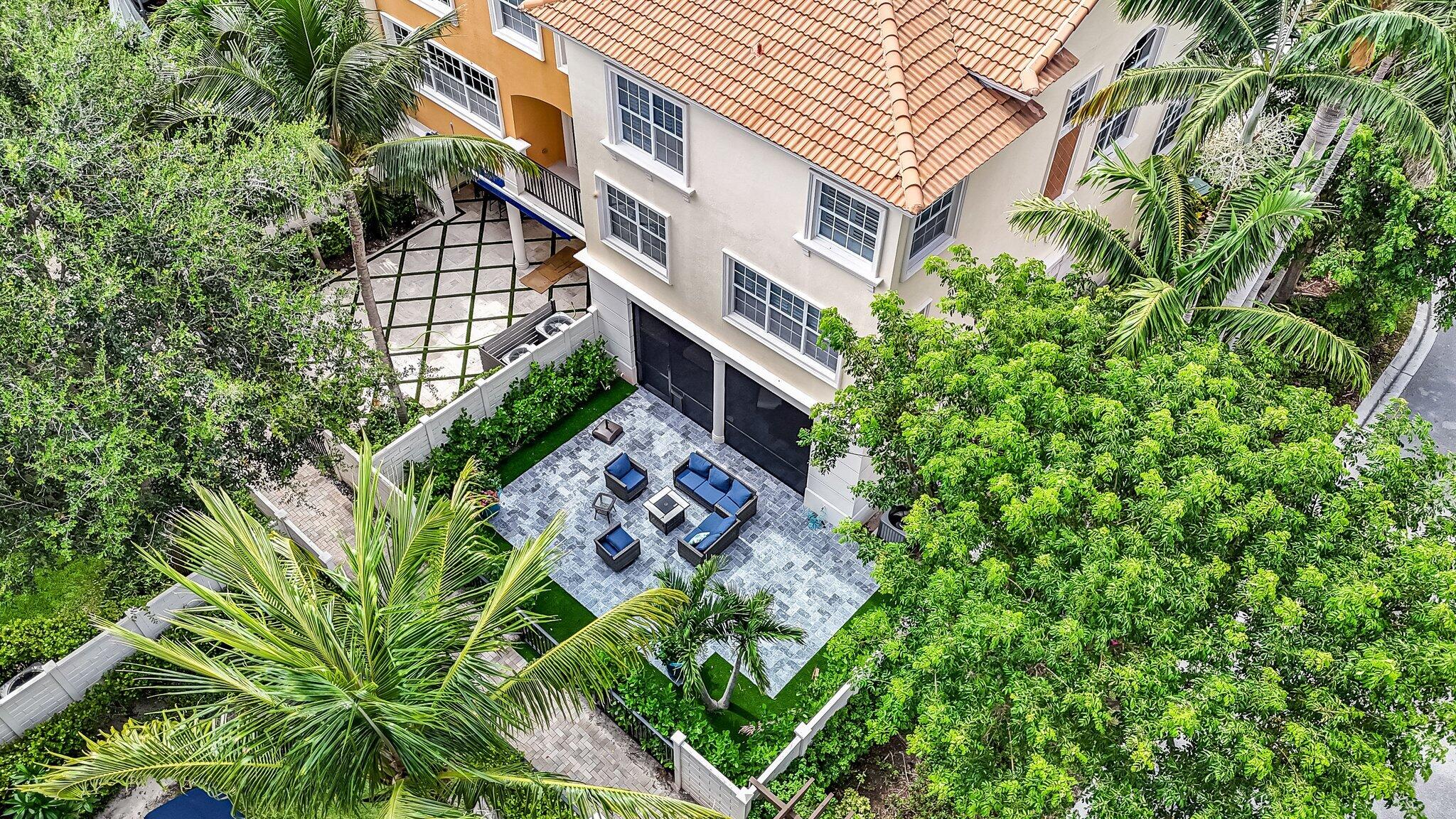 616 NE Rossetti Lane