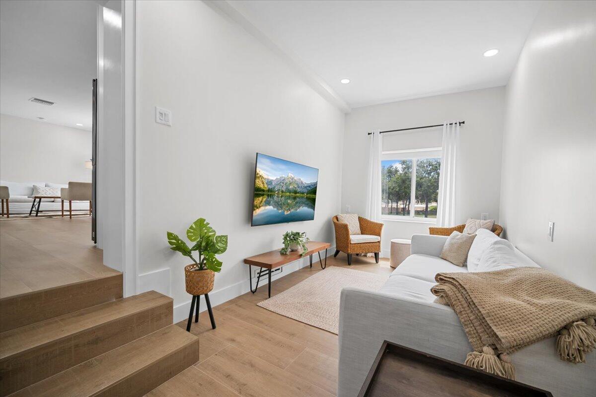2728 Lake Ave