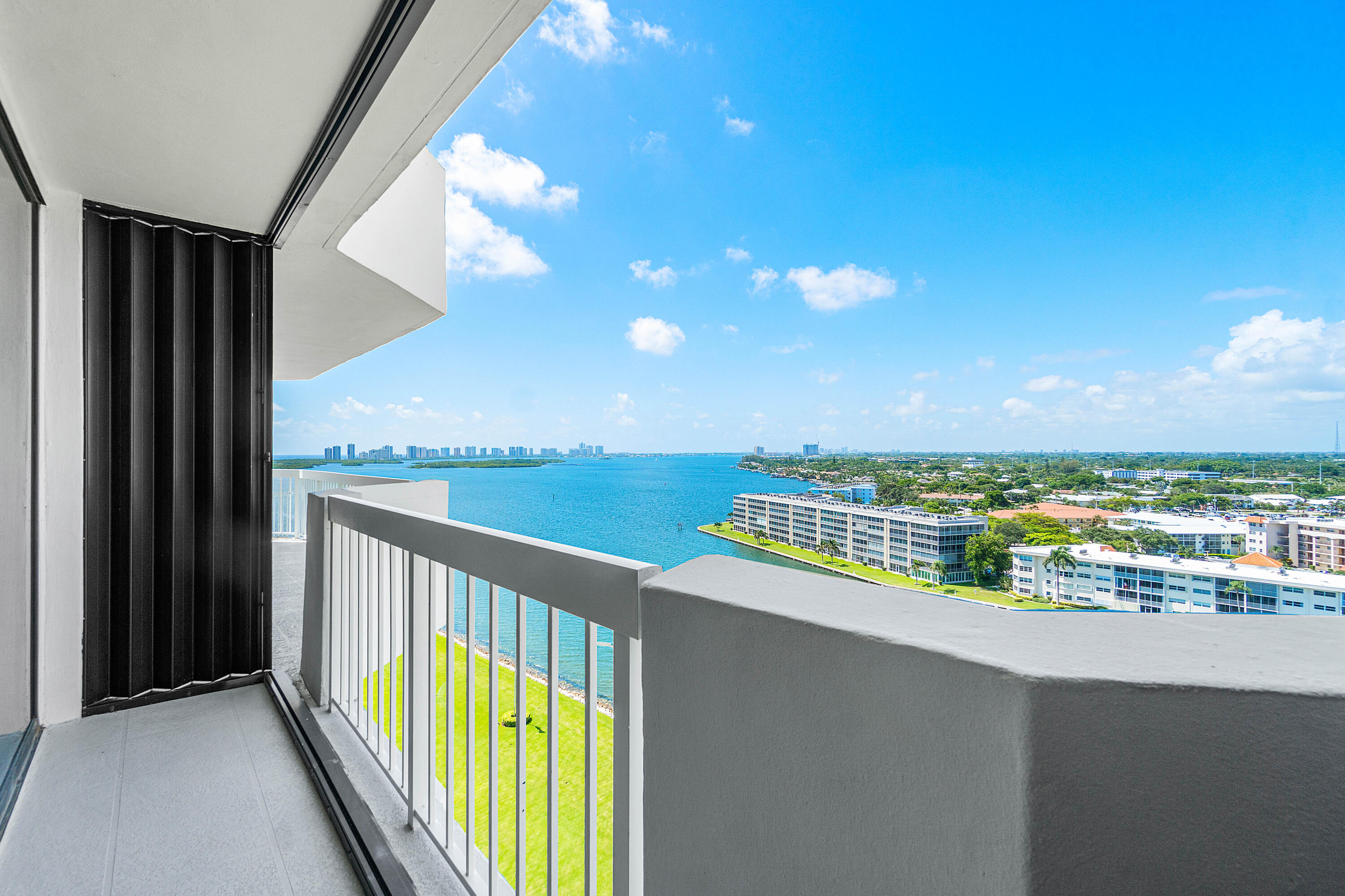 123 Lakeshore Drive 1543