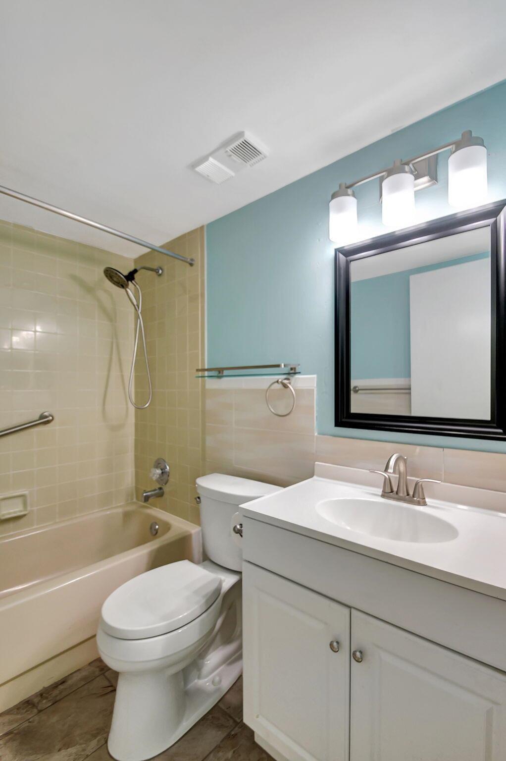 3178 Via Poinciana 208