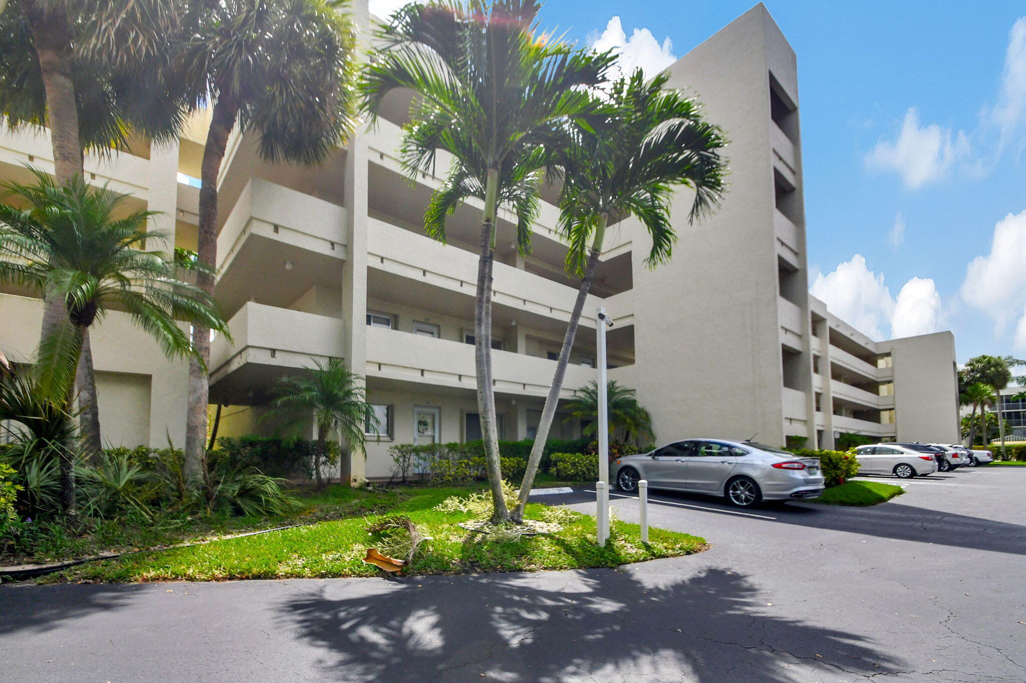 3178 Via Poinciana 208