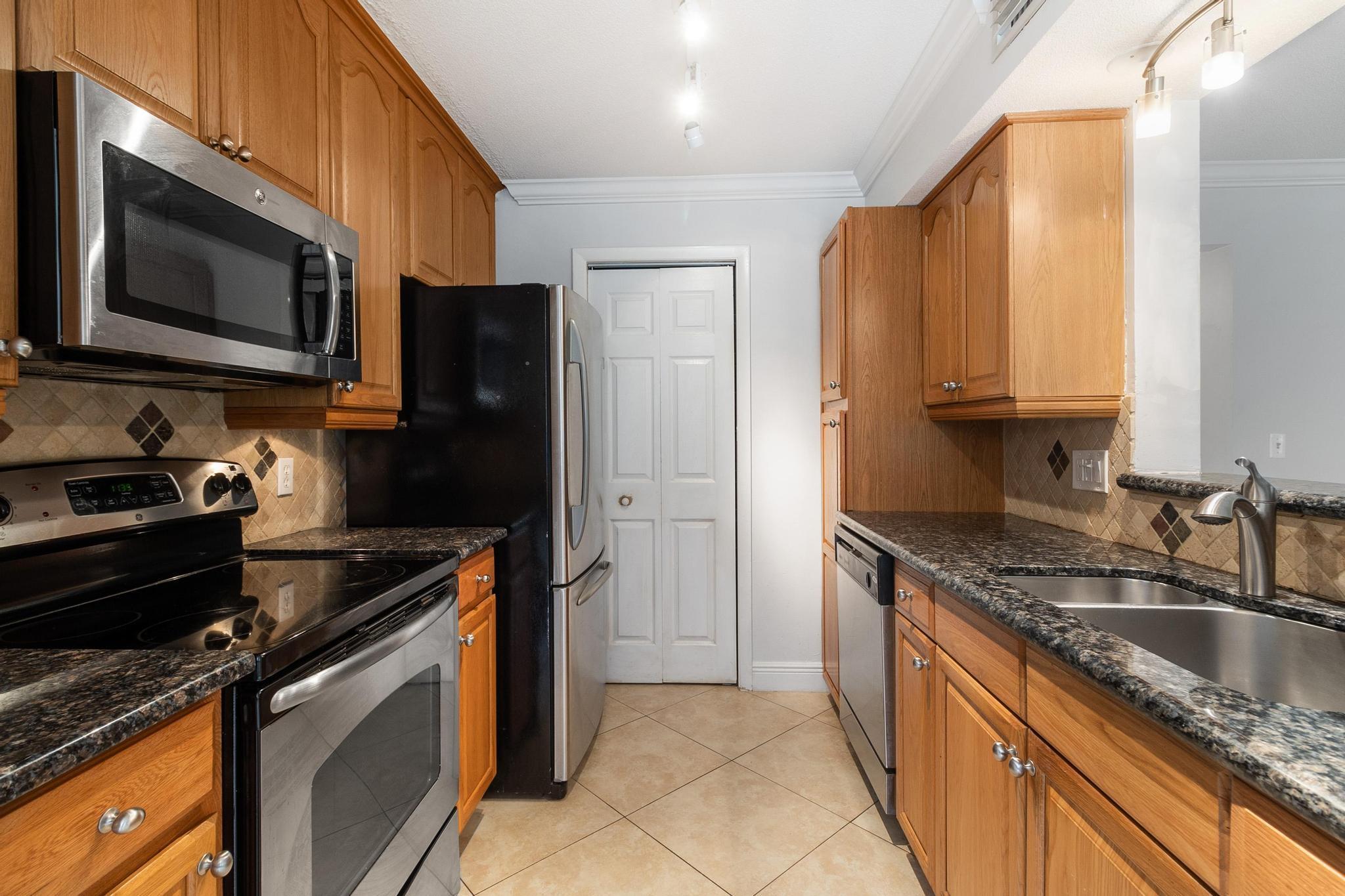 815 W Boulevard 16-105