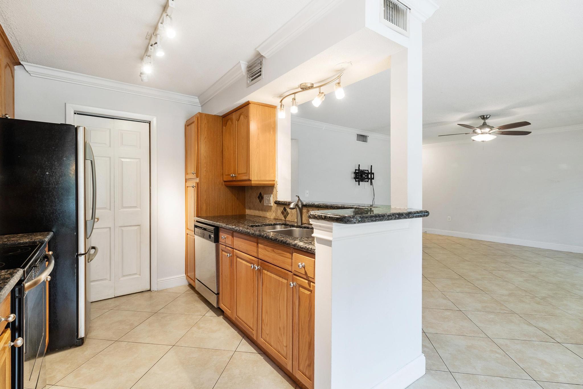 815 W Boulevard 16-105