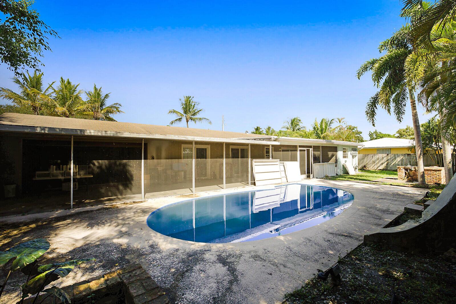 391 W Riverside Drive