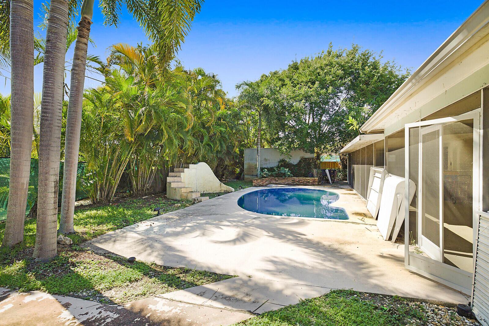 391 W Riverside Drive