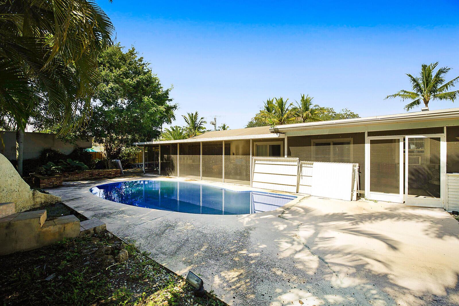 391 W Riverside Drive