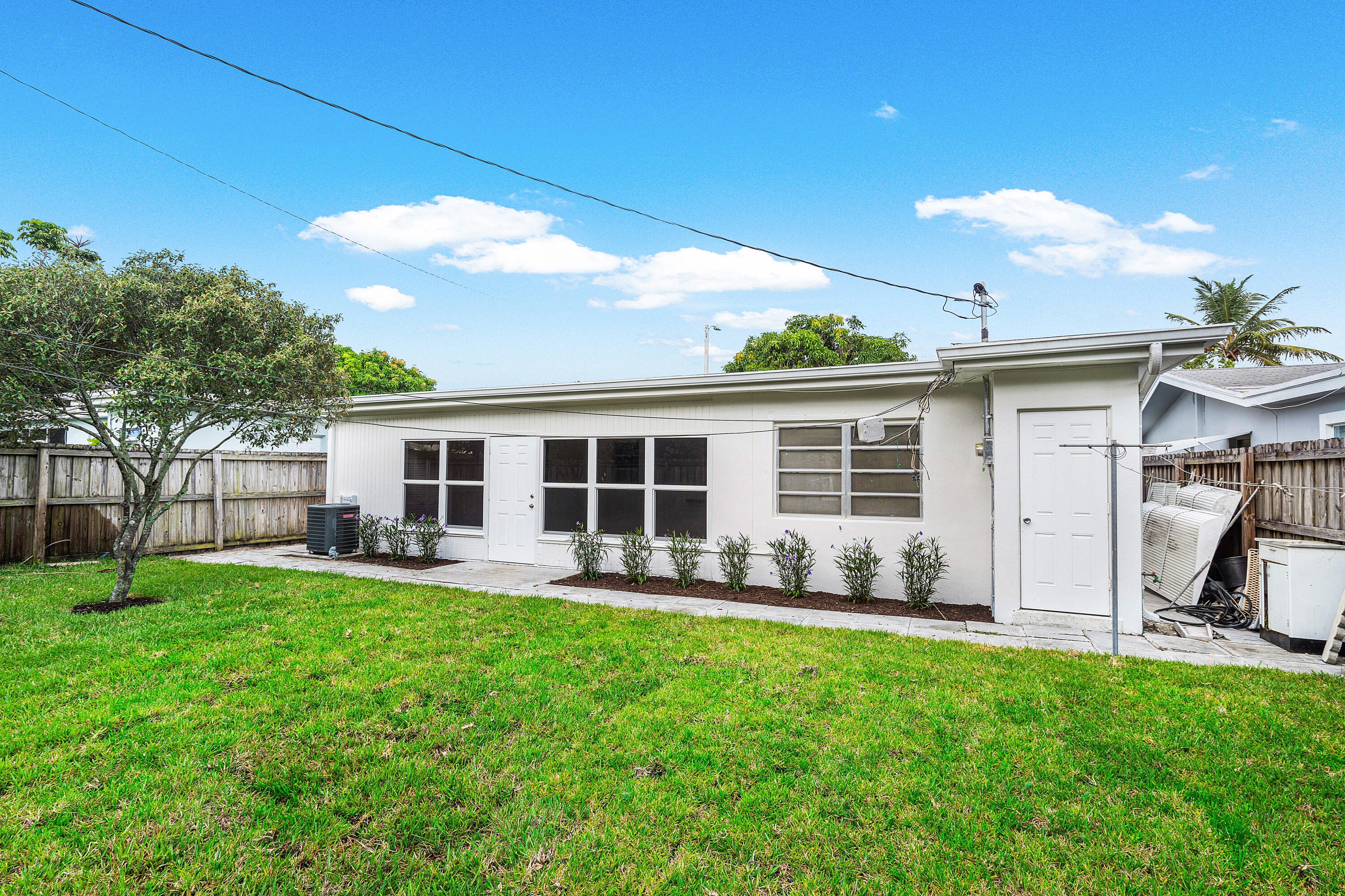 1720 N Ocean Breeze