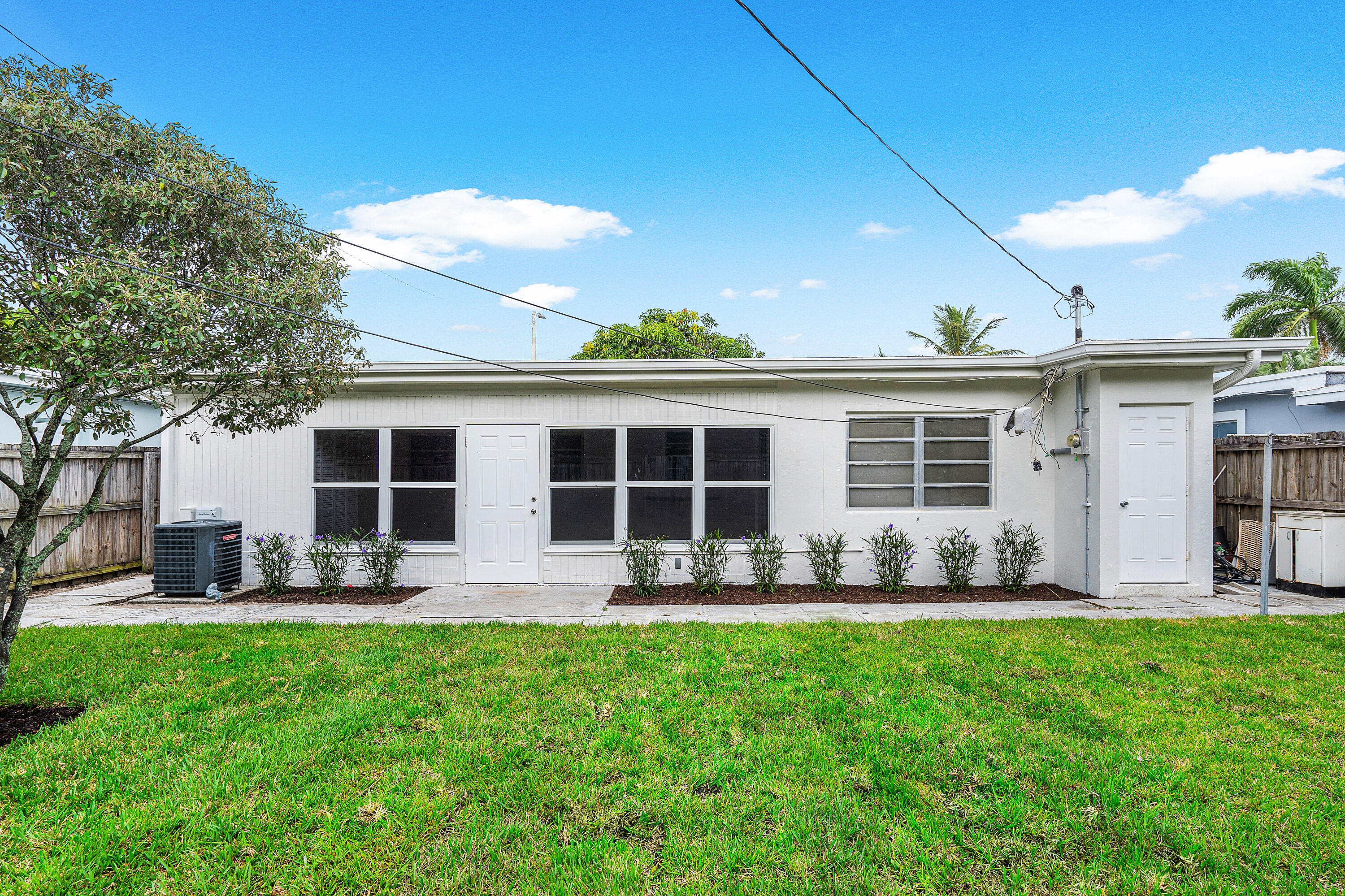 1720 N Ocean Breeze