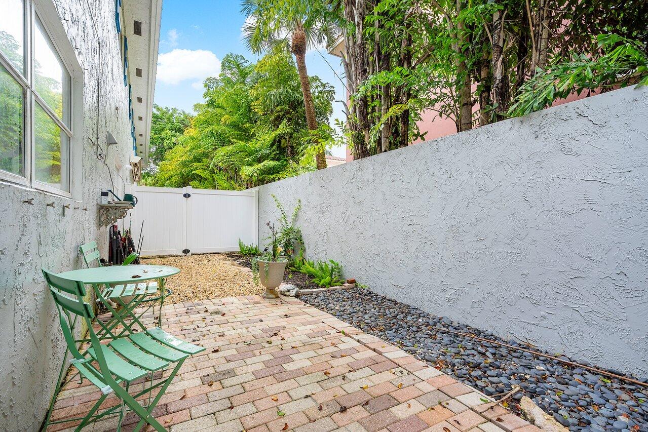 1202 Palm Trail 1