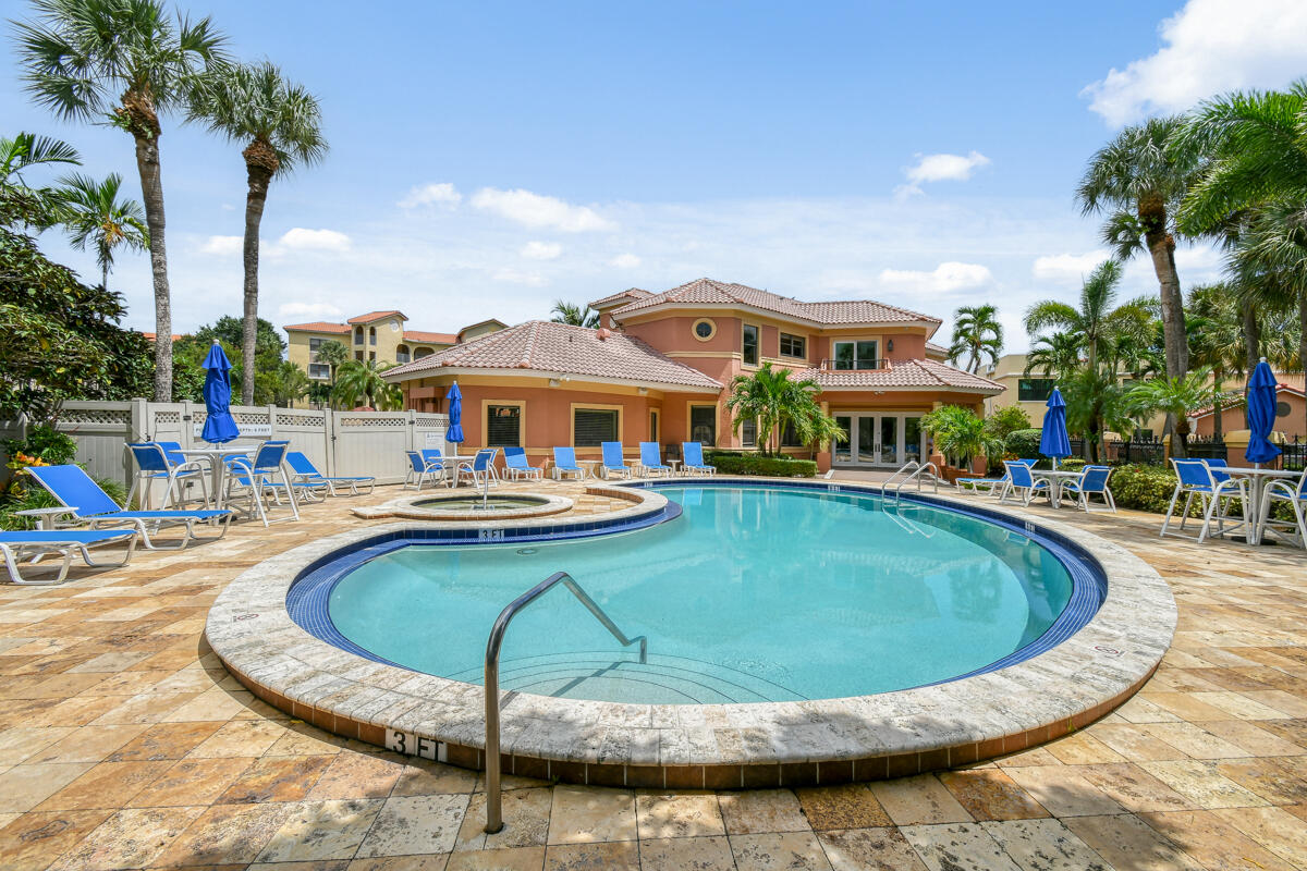 28 Uno Lago Drive